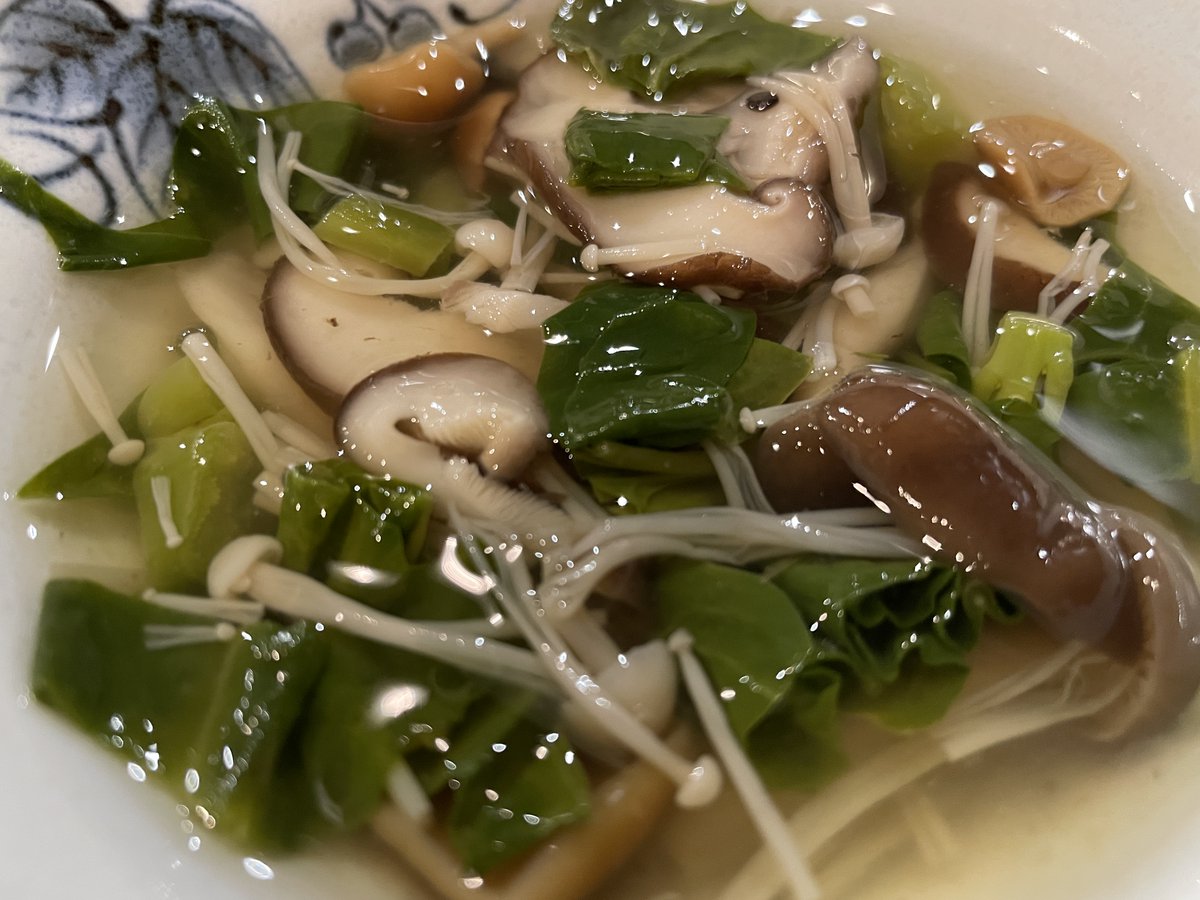 philosophy07's tweet photo. ディナーは同級生の花沢さん(仮称)の店。単身赴任の常連さんが｢今日は息子の二十歳の誕生日なんです｣と。｢おめでとうございます｣とみんなで祝う。花沢さんはお祝いのお酒と料理を出す。店内は1970～80年代の音楽が流れ、常連さんは口ずさみながら｢幸せな日です｣と喜ぶ😊。ハンバーグ定食は絶品😋 https://t.co/4jpJj81PVT