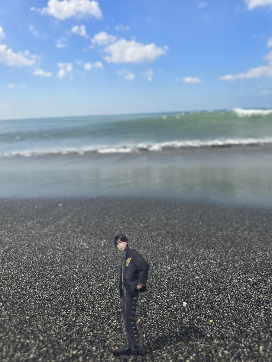 kuryukenForever's tweet photo. 湘南のビーチ(七里ガ浜)に連れてきました🏄‍♂️
助手席に関汰くんと関谷さんとルゥロロちゃんも乗せている気持ち😁

アクスタが急な波に持って行かれて焦るオタク。

#推し活 https://t.co/tvsUapgksx