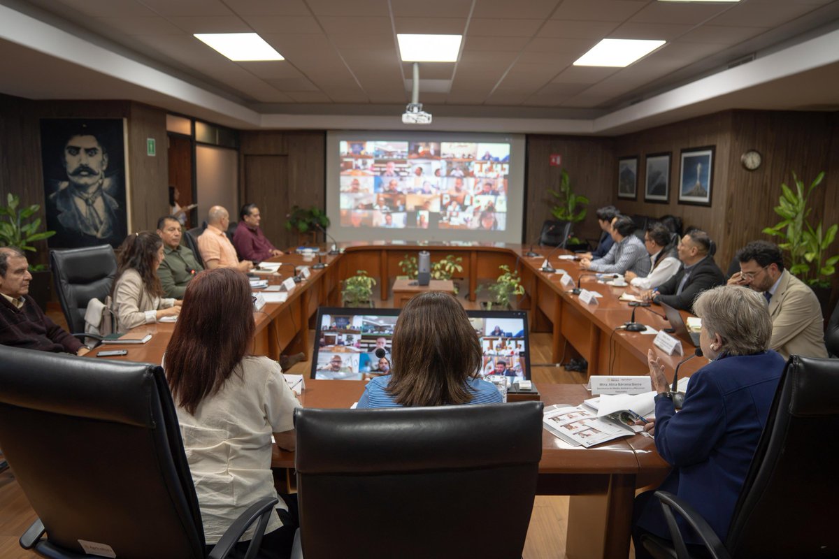 columbalopezg's tweet photo. Esta tarde encabezamos, junto a las titulares de @bienestarmx, @Letamaya, y de @SEMARNAT_mx, @aliciabarcena, una reunión de trabajo con gobernadoras, gobernadores y representantes de las entidades federativas para revisar acciones estratégicas en beneficio del medio ambiente y del desarrollo sostenible de nuestro país.
El trabajo coordinado entre los órdenes de gobierno es clave para construir soluciones que beneficien a México.
El próximo miércoles se compartirán todos los detalles.
#TransformandoElCampoMexicano