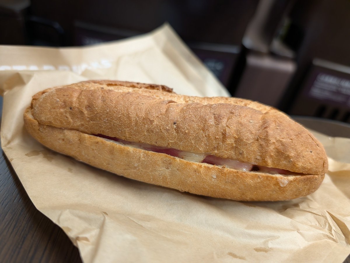 wonka1030's tweet photo. おはようございます

本日のスタバモーニング
ハム&amp;マリボーチーズ 石窯フィローネ
ブルーベリースコーン
アイスブラックティー

アイスブラックティーは、お決まりのホワイトモカシロップ追加して、ミルクティーに

#スタバ
 #スタバ愛 
#スタバ女子 
#スタバカスタム 
#スタバ中毒 https://t.co/BSNah2TBdW