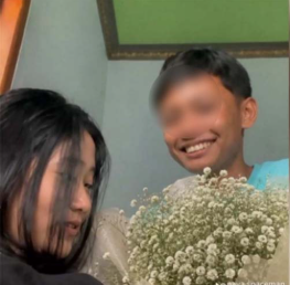 hunterjucktmf8's tweet photo. Link video blunder 3 man viral banyuwangi di sofa merah hingga kesakitan "yank wes yank" dan "yang wes yang" menjadi pencarian terbanyak saat ini🫣 https://t.co/6Xd9cAQ3ok