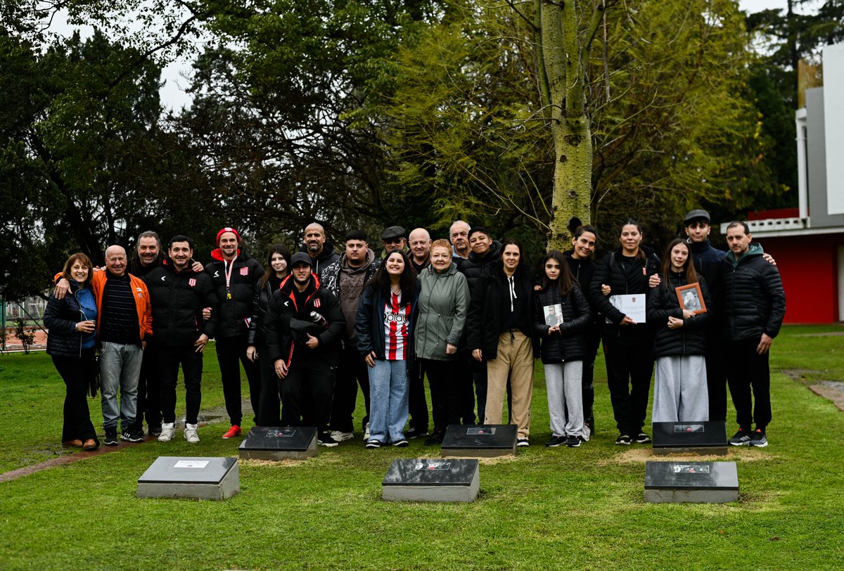 edelpclub's tweet photo. ❤️♾️ Los campeones descansan en casa. Las urnas de Marcos Conigliaro, Cacho Malbernat y Bocha Flores fueron depositadas en el Country, junto a las de Juan Ramón Verón, Miguel Ángel Russo y José Luis Brown. Este lugar en el que soñaron, crecieron, enseñaron y dejaron una huella eterna.

El acto fue encabezado por el presidente Juan Sebastián Verón, acompañado por dirigentes e integrantes de las estructuras del fútbol profesional y juvenil del Club. También participaron entrenadores, captadores y futbolistas de la Reserva y de las distintas divisiones juveniles, además de hijos, nietos y familiares de los homenajeados.

Las nuevas generaciones crecerán así junto al legado de quienes ayudaron a construir la historia y la identidad de Estudiantes.