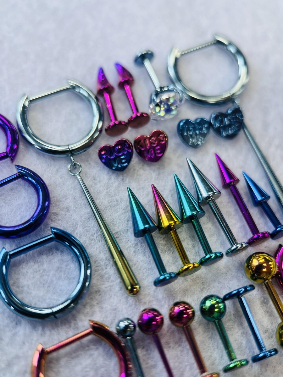 muli273558's tweet photo. Do you know the difference between plating and titanium anodizing? 👀

Plating adds a new layer onto the surface.
Anodizing creates color by modifying the titanium oxide layer itself.

#TIORJewelry #TitaniumPiercing #BodyJewelry #PiercingStyle https://t.co/BtJFpkPZRh