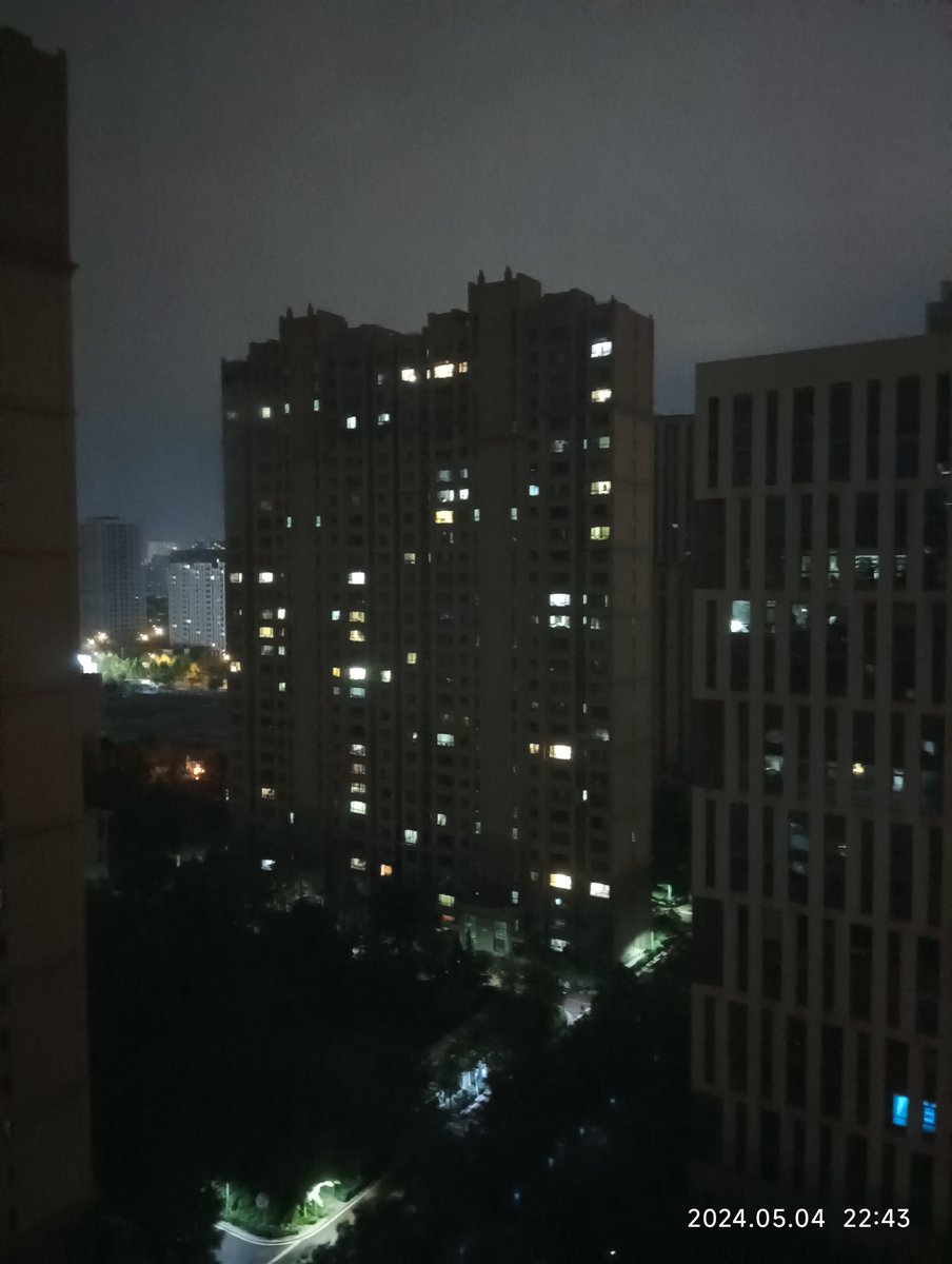 aCSkDdGCapMMPeI's tweet photo. [ 加班到深夜的工位，屏幕还亮着半份未完成的方案，楼下只剩几盏路灯亮着，喝掉第三罐功能饮料终于收尾 ]， https://t.co/XKic6sC6nc