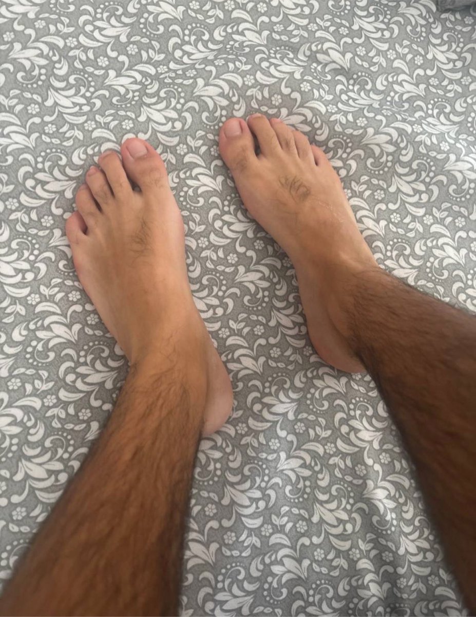 alealphamaster's tweet photo. indovinate l’odore dopo 12 ore con le scarpe fuori. 43👣🦶

#feetfetısh #feet  #piedi https://t.co/KsSV8eMUpP