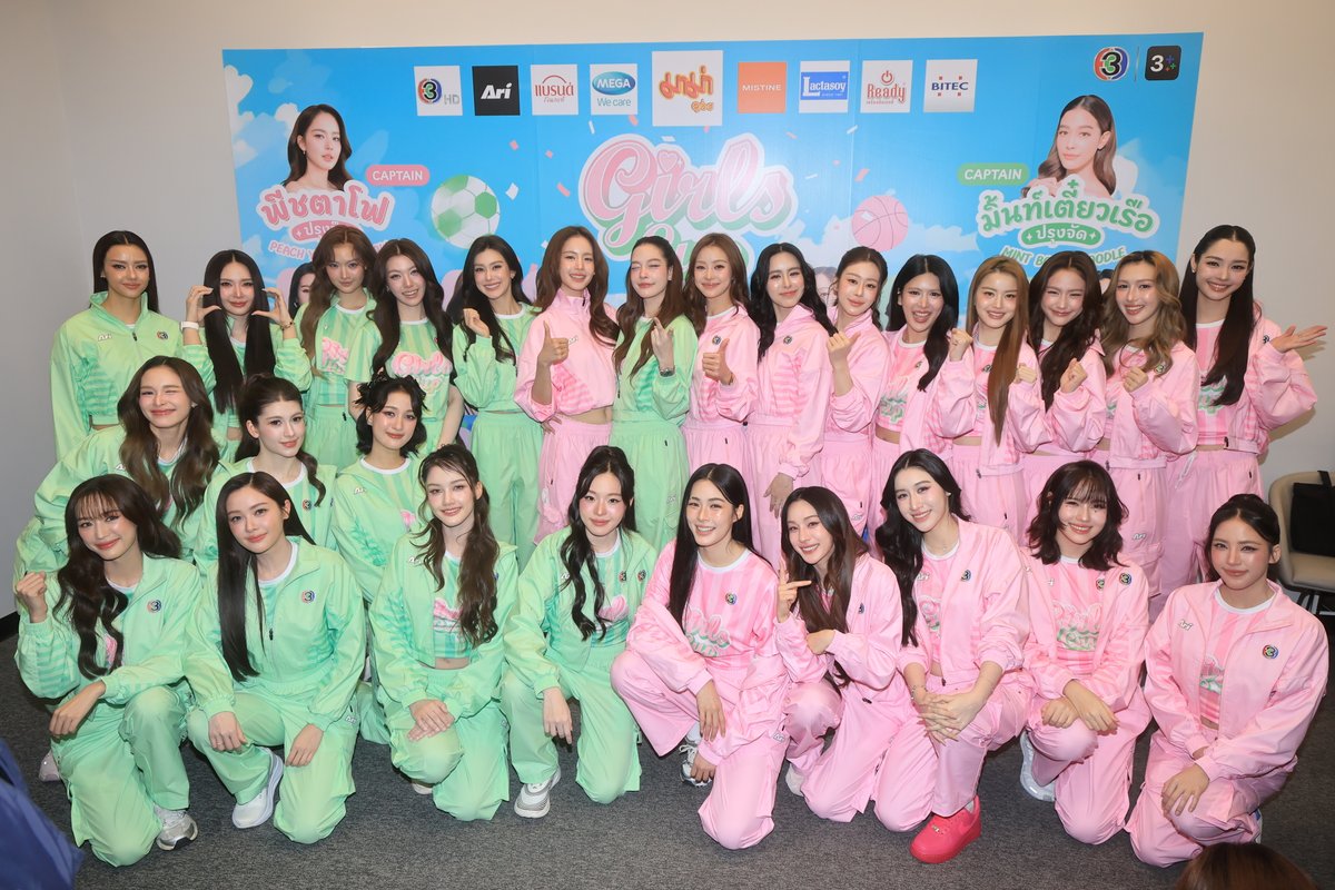 Clicknews_tv's tweet photo. ช่อง 3 จัดเต็ม “Girls Cup 2026 Presented by MAMA” ขน 27 ซุปตาร์สาว เปิดสมรภูมิความมันส์ ฟินทุกโมเมนต์

จบลงไปแล้วอย่างยิ่งใหญ่สำหรับมหกรรมกีฬาสีของนักแสดงหญิงช่อง 3 “Girls Cup 2026 Presented by MAMA” ครั้งที่ 2 ที่จัดขึ้นอย่างยิ่งใหญ่ เมื่อวันเสาร์ที่ 1 สิงหาคม 2569 ที่ผ่านมา ณ BITEC LIVE งานนี้ยกทัพนักแสดงสาว 27 คน มาร่วมสร้างสีสันทั้งการแข่งขันกีฬา เกมสุดสร้างสรรค์ และโชว์สุดอลังการ ท่ามกลางแฟนคลับที่ยกกองเชียร์มาแน่นฮอลล์ ส่งเสียงเชียร์กันสนั่นตั้งแต่เปิดงานจนถึงฟินาเล

ศึกครั้งนี้แบ่งออกเป็น 2 สี ได้แก่ “ทีมพีชตาโฟปรุงจืด” นำโดยกัปตัน โบว์ เมลดา พร้อมสมาชิก หลิงหลิง คอง, มิ้นท์ รัญชน์รวี, พีพี ปุญญ์ปรีดี, หมิว ณัชชา, แบม สราลี, แทน ดวงแก้ว, หยู่ยู้ อรณิชา, ติ๊ต๊ะ ชญานิศ, เอนจอย ธิดารัตน์, เรนเดียร์ ปฤสยา, เคท มาริลิน, นีญ่า มากีลา และแคนดี้ สุภาภัสสร์ เปิดศึกดวลกับ “ทีมมิ้นท์เตี๋ยวเรือปรุงจัด” นำโดยกัปตัน จีน่า ญีนา พร้อมสมาชิก ออม กรณ์นภัส, อุ้ม อิษยา, อแมนด้า ออบดัม, พาย รินรดา, ญดา นริลญา, ลีน่า ลลินา, น้ำฟ้า ธัญญภัสร์, ลิซ่า อลิซา, ซีน ภัสธรากรณ์, พริกขิง สุรีย์ญะเรศ, พิชชา พิชชาธร และอิมีลี่ เพ็ทเตอร์เซ็น
เปิดสนามอย่างยิ่งใหญ่ด้วย Opening Match ในเพลง “Who Run the World (Girls)” ที่นักแสดงทั้ง 27 คนร่วมเดินพาเหรด เปิดตัวสองทีมอย่างสง่างาม ก่อนเข้าสู่ช่วงพูดคุยกับพิธีกรหลักตัวจี๊ด “ดีเจนุ้ย ธนวัฒน์” และ “แจ็คกี้ ชาเคอลีน” และรับโจทย์การแข่งขัน จากนั้นความสนุกก็เริ่มต้นขึ้นกับเกมฐานสุดครีเอทีฟ ทั้ง เก้าอี้โดนตี, สนามเด็กเส้น (เก้าอี้คณิตคิดวน / บ่อซนผู้พิชิต / ปริศนาไถล สไลเด้อออ / โยกเยกเจอรูบิก / กลิ้งพลิกเส้นชัย), ดอกใหญ่ใส่ไม่ยั้ง, วิ่ง…ปิ๊ว, ไตรกีฬามหาสนุก (ปั่นสปีด / รัน 3 ขา / กระดึ๊บไปซิส), ชักกะเย่อกะเธอ และ เกมโม่หมู่มั้ย สลับกับการแข่งขันกีฬาในสนามที่ได้ “สายฝน ชีข้าง” และ “ปาล์ม ศุภชัย” มาเป็นพิธีกรพาร์ทความมันส์ในสนามกับเกมกีฬาแชร์บอล, วอลเลย์บอลยักษ์ และ ฟุตซอล ที่แต่ละทีมต่างงัดฝีมือและความฮาสลับกันชิงคะแนนแบบไม่มีใครยอมใคร เรียกเสียงเชียร์จากแฟน ๆ ตลอดทั้งวัน

ในขณะที่ช่วง Half-Time Show กลายเป็นอีกหนึ่งไฮไลต์ เมื่อเหล่านักแสดงสาวสลัดลุคนางเอก นักกีฬาเป็นศิลปินขึ้นเวทีโชว์สเต็ปแดนซ์แบบจัดเต็มเริ่มจากเพลง “Bang Bang” โดย อแมนด้า, พาย, มิ้นท์, ญดา, พีพี และพิชชา ต่อด้วยเพลง “Gee” จาก ติ๊ต๊ะ, ซีน, พริกขิง, เคท, อิมีลี่, เรนเดียร์, แคนดี้, ลิซ่า และ นีญ่า ก่อนส่งต่อความสดใสกับเพลง “โสดกะปริบกะปรอย” จาก ออม, หมิว, แบม และหยู่ยู้ ปิดท้ายด้วยเพลง “ถูกสเปก (Let’s Go)” จาก หลิง, ลีน่า, อุ้ม, แทน และเอนจอย ที่เรียกเสียงกรี๊ดสนั่นฮอลล์ และยังมีโชว์เซอร์ไพรส์พิเศษจากมาสคอต LOLO ขึ้นโชว์เพลง “แม่ทรงซ้อพ่อทรงเอ” และมาสคอตมาม่าที่มาในเพลง “แจว X เก่งกระเด้ง” เพิ่มสีสันความน่ารักให้คุณย่าอุนยายได้เสพโมเมนต์ความน่ารักของหลาน และโชว์พิเศษจากกัปตันจีน่า ที่มาในเพลง “วัดใจ” และกัปตันโบว์โชว์สเต็ปในเพลง “We Found Love”

หลังขับเคี่ยวกันอย่างสูสีในทุกการแข่งขัน ช่วงเวลาที่ทุกคนรอคอยก็มาถึง เมื่อพิธีกรประกาศผลคะแนนรวม และเป็นทีมพีชตาโฟปรุงจืด (สีพีช) ที่สามารถคว้าแชมป์ Girls Cup 2026 Presented by MAMA ไปครอง ท่ามกลางเสียงเฮลั่นฮอลล์ ก่อนที่ผู้บริหารช่อง 3 คุณสมรักษ์ ณรงค์วิชัย และ คุณปิ่นกมล มาลีนนท์ ร่วมมอบถ้วยแชมป์ให้กับกัปตันโบว์ เมลดา ทีมผู้ชนะ ปิดฉากการแข่งขันด้วยภาพแห่งรอยยิ้มและมิตรภาพของนักแสดงทั้ง 27 คน นอกจากนี้ ยังมีการประกาศรางวัล Girls of the Match สำหรับผู้ทำผลงานโดดเด่นตลอดการแข่งขัน โดยฝั่งทีมแชมป์ พีชตาโฟปรุงจืด ได้แก่ พีพี ปุญญ์ปรีดี ส่วนฝั่ง ทีมมิ้นท์เตี๋ยวเรือปรุงจัด ได้แก่ อแมนด้า ออบดัม แม้ทีมจะพลาดแชมป์ไป แต่ก็โชว์สปิริตและความสามารถจนคว้าใจแฟน ๆ ได้ไม่แพ้กัน
ปิดท้ายงานด้วยโชว์ฟินาเล่จากสาว ๆ 27 คน ที่ออกมาร่วมร้องเพลง “หัวใจผูกกัน” ส่งท้ายค่ำคืนแห่งความสุข เป็นอีกหนึ่งปีของ Girls Cup Presented by MAMA ที่ไม่ได้มีเพียงการแข่งขัน แต่ยังเต็มไปด้วยมิตรภาพ ความสามัคคี และโมเมนต์น่าประทับใจ ที่ทั้งนักแสดงและแฟน ๆ จะจดจำไปอีกนาน

#CH3GirlsCup2026

รับชมภาพเพิ่มเติม >> https://t.co/xGPfdSdl5D