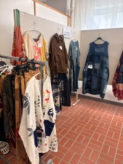 tsujisgk's tweet photo. 「布あそび展」和布遊・ GAKO
古い布や、手ぬぐいなど色々な布で作ったカバンや服、下駄も展示しています。
8月3日～23日までの開催です。
ぜひ、見に来てください！
＃辻生涯学習交流館　＃古布　＃リメイ https://t.co/MQV8MgfZqk