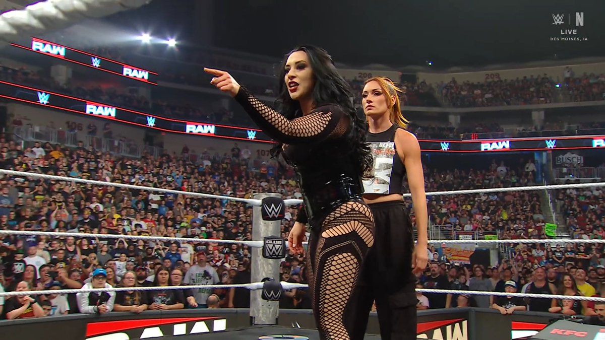 LuigiWrestling's tweet photo. Liv Morgan decía que no tenía retadoras por su Women's World Championship. PUES TOMA RETADORAS

BECKY LYNCH

STEPHANIE VAQUER #WWERAW https://t.co/izs1PJwM19