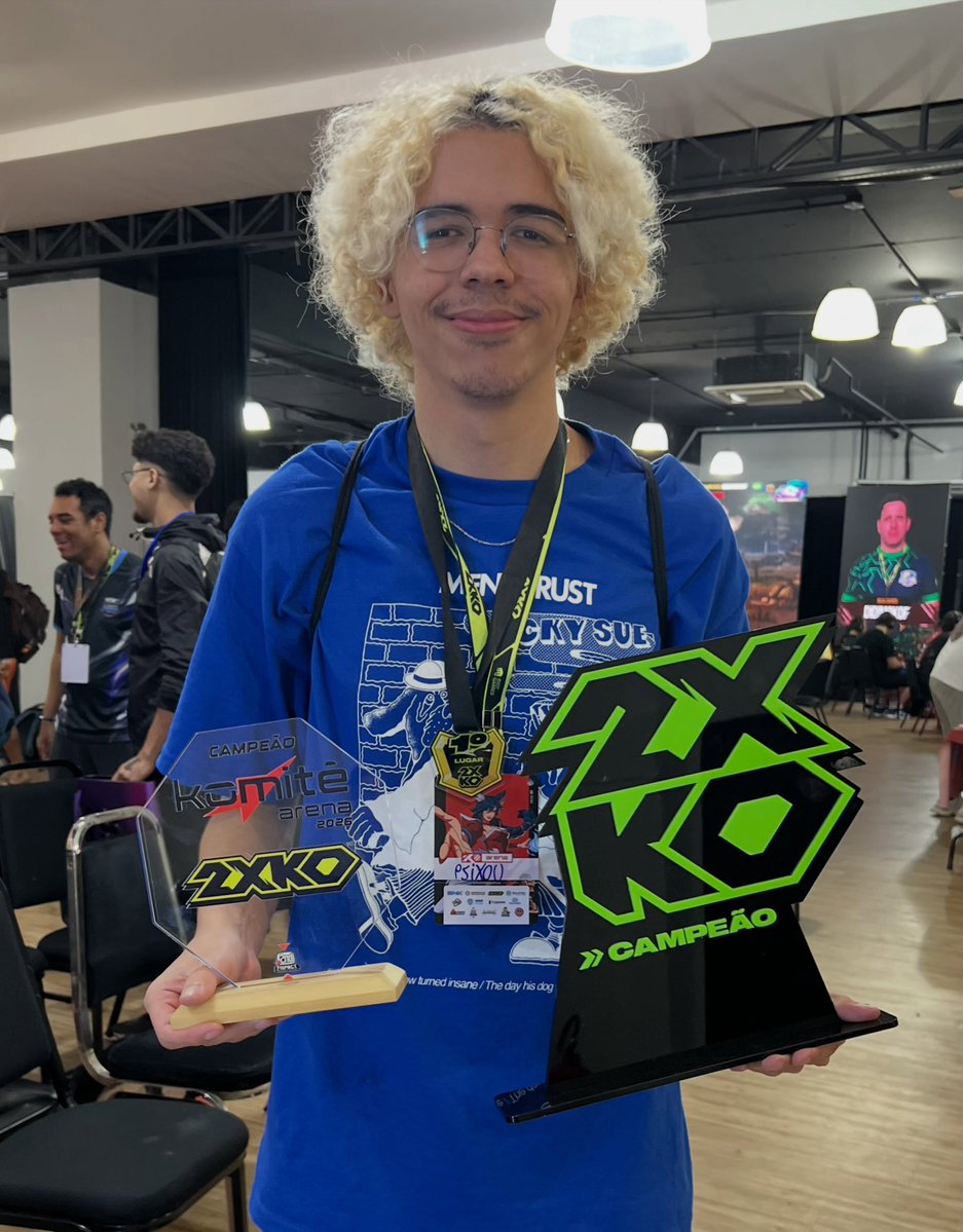 psixou_'s tweet photo. CAMPEÃO DO KOMITÊ ARENA 2026 🏆

Sem palavras para esta conquista.

Sempre foi o meu sonho competir e ganhar, mas, como em todo início de carreira competitiva, sempre tive dúvidas. Nunca fui bom em nada e nunca tive o que chamam de “talento natural”. Tive que bater muito a cabeça contra a parede para finalmente entender que, com o esforço e a dedicação necessários, é possível alcançar qualquer coisa na vida.

Este torneio não é apenas uma simples conquista. É um sonho realizado que serve como prova cabal da coisa mais importante deste mundo: o grind paga.

A vontade de desistir me acompanhou durante todo o processo, e houve momentos em que ela estava tão grande quanto o meu objetivo. Existia o medo de todo esse esforço não dar em nada, de todos os sacrifícios serem inúteis e de ter que lidar com pessoas infinitamente mais talentosas do que eu.

Mas um pensamento sempre me fez voltar quando eu estava a um passo de parar com tudo: “E se?”

Eu posso falhar milhões de vezes, mas e se, em uma das tentativas, eu ganhar?

Isso foi o suficiente para eu continuar acreditando, pois, às vezes, tudo o que você precisa para ganhar é acreditar que consegue.

Obrigado, mais uma vez, a todos que me acompanharam até aqui. Isso é só o começo, e o grind não pode parar.

Ninguém quer mais do que eu.