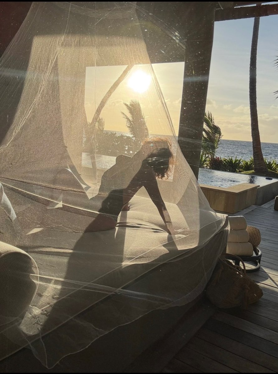 halleberry's tweet photo. closer, come a little closer. closer, closer, closer. 🥂 https://t.co/d3uF2Tj5rl