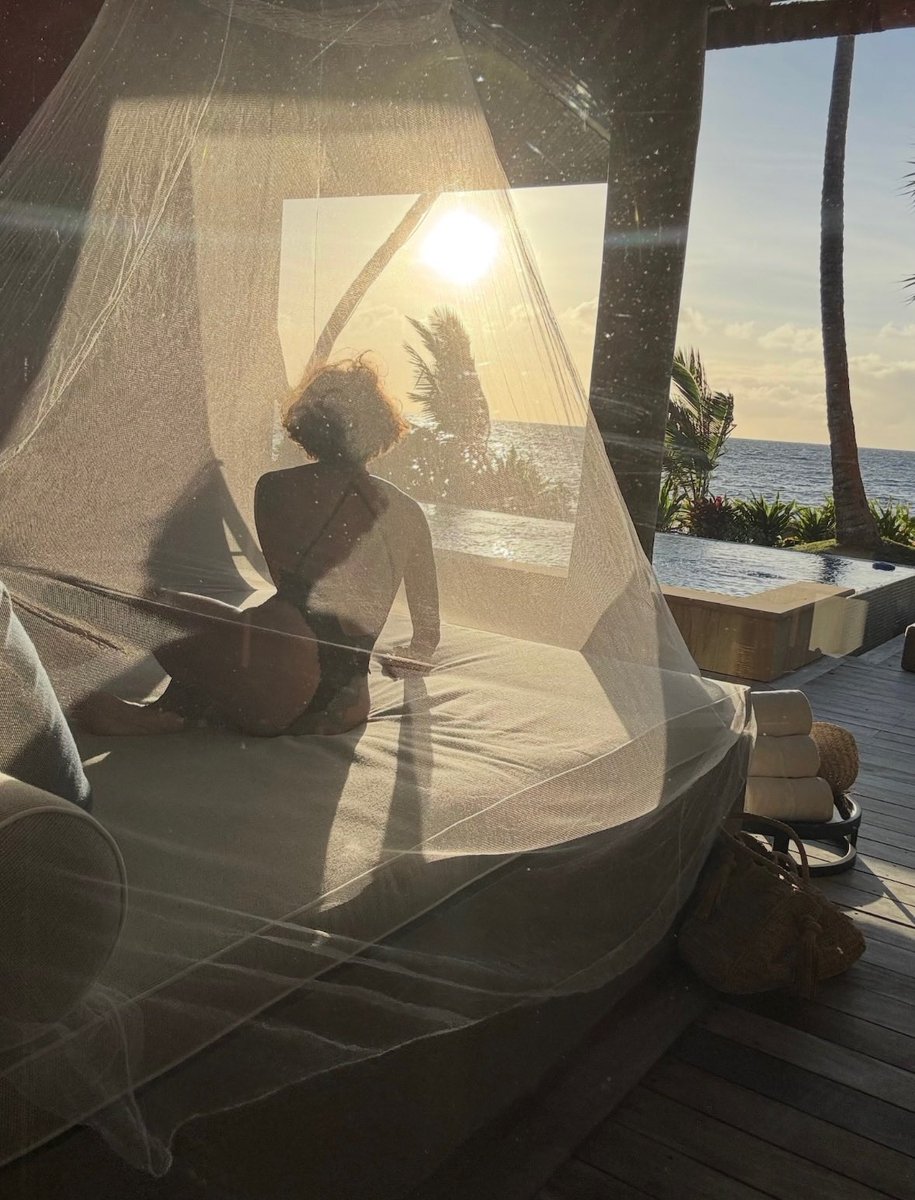 halleberry's tweet photo. closer, come a little closer. closer, closer, closer. 🥂 https://t.co/d3uF2Tj5rl