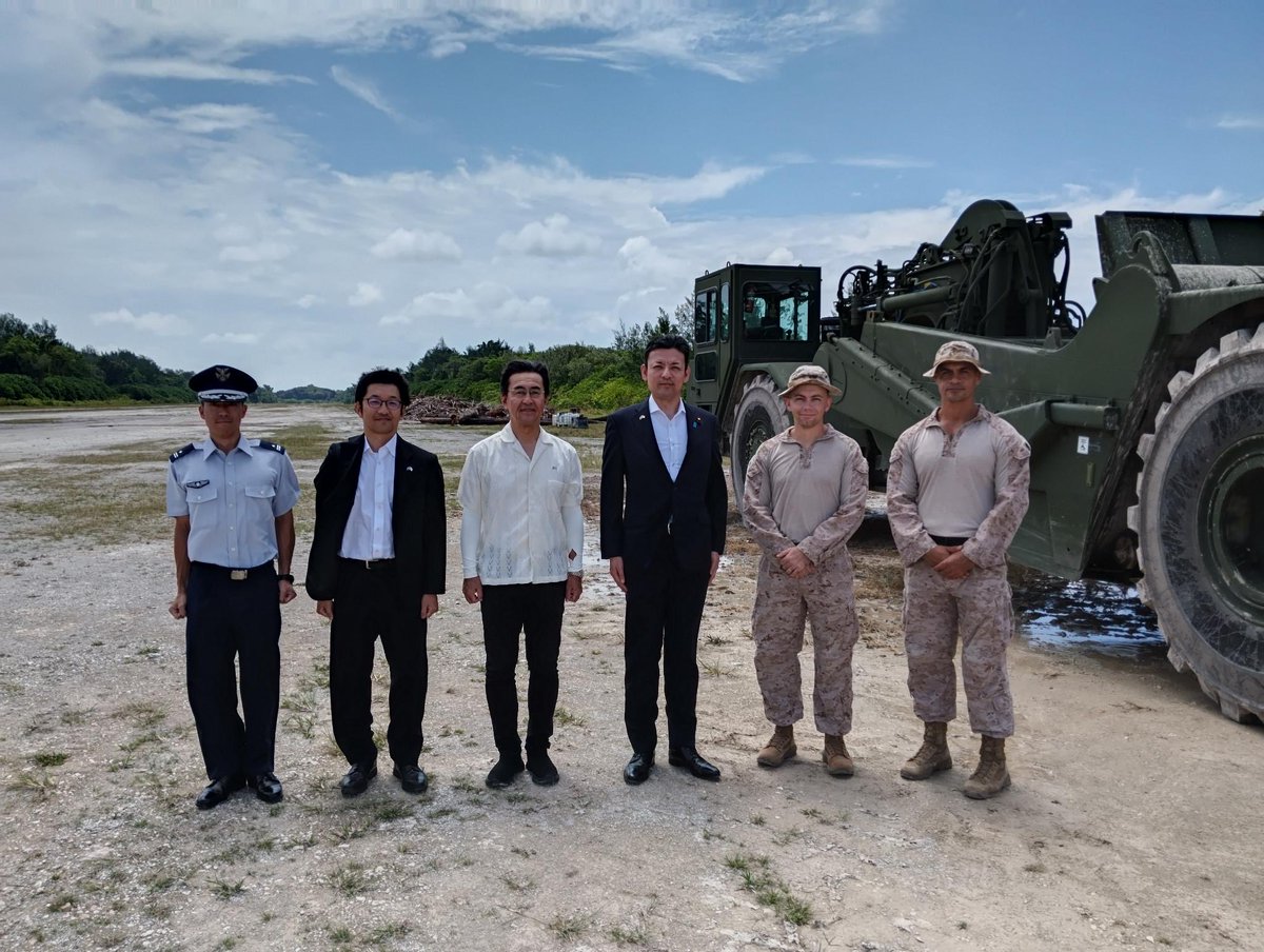 ModJapan_jp's tweet photo. 7月28日、吉田防衛大臣政務官は、ペリリュー島を訪問し、「西太平洋戦没者の碑」等で慰霊のための献花をしました。また、昨年日米共同訓練の一環で補修した施設を視察し、現地で作業中の米軍から現地での活動について説明を受けました。 https://t.co/PAdBIt2GuP