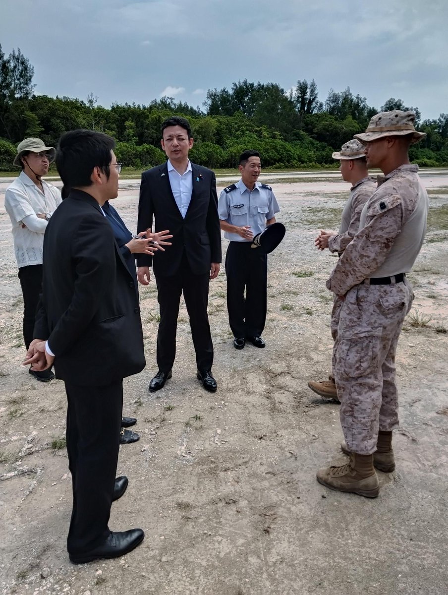 ModJapan_jp's tweet photo. 7月28日、吉田防衛大臣政務官は、ペリリュー島を訪問し、「西太平洋戦没者の碑」等で慰霊のための献花をしました。また、昨年日米共同訓練の一環で補修した施設を視察し、現地で作業中の米軍から現地での活動について説明を受けました。 https://t.co/PAdBIt2GuP