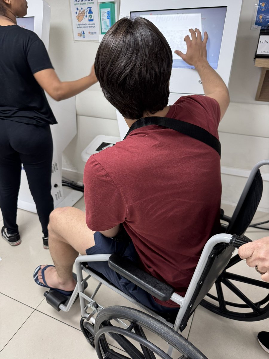 lohanaxx's tweet photo. fazendo meu papel de ficante premium e acompanhando ele pós acidente https://t.co/4dPHx1dS2r
