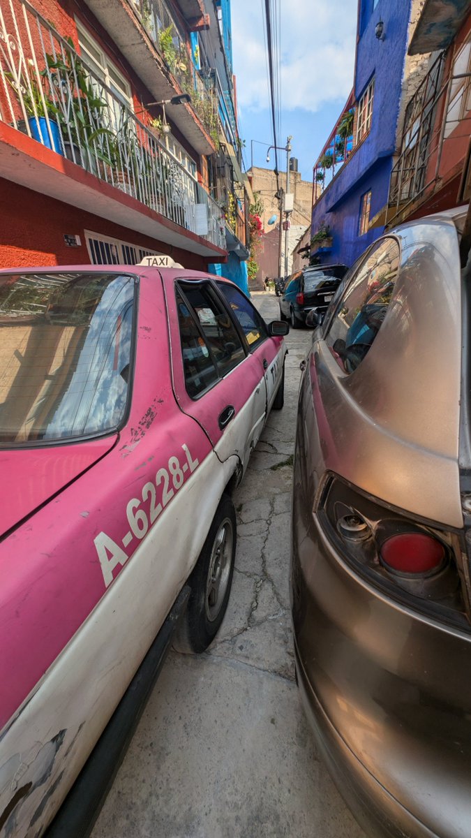 _Kathchup's tweet photo. @SSC_CDMX @UCS_CDMX @OVIALCDMX @Alcaldia_Coy @AzcapotzalcoMx @BJAlcaldia @AlcaldiaMHmx @AlvaroCueva @qtf @AnitaLomeli Quiero reportar este carro que todos los días nos cierra el paso, el día de hoy se pego mucho a mi auto y no me dejó salir. Se le menciono que se tiene una persona enferma de cáncer y se necesita el paso por emergencia médica y sigue la situación https://t.co/R2c6GnjtC5