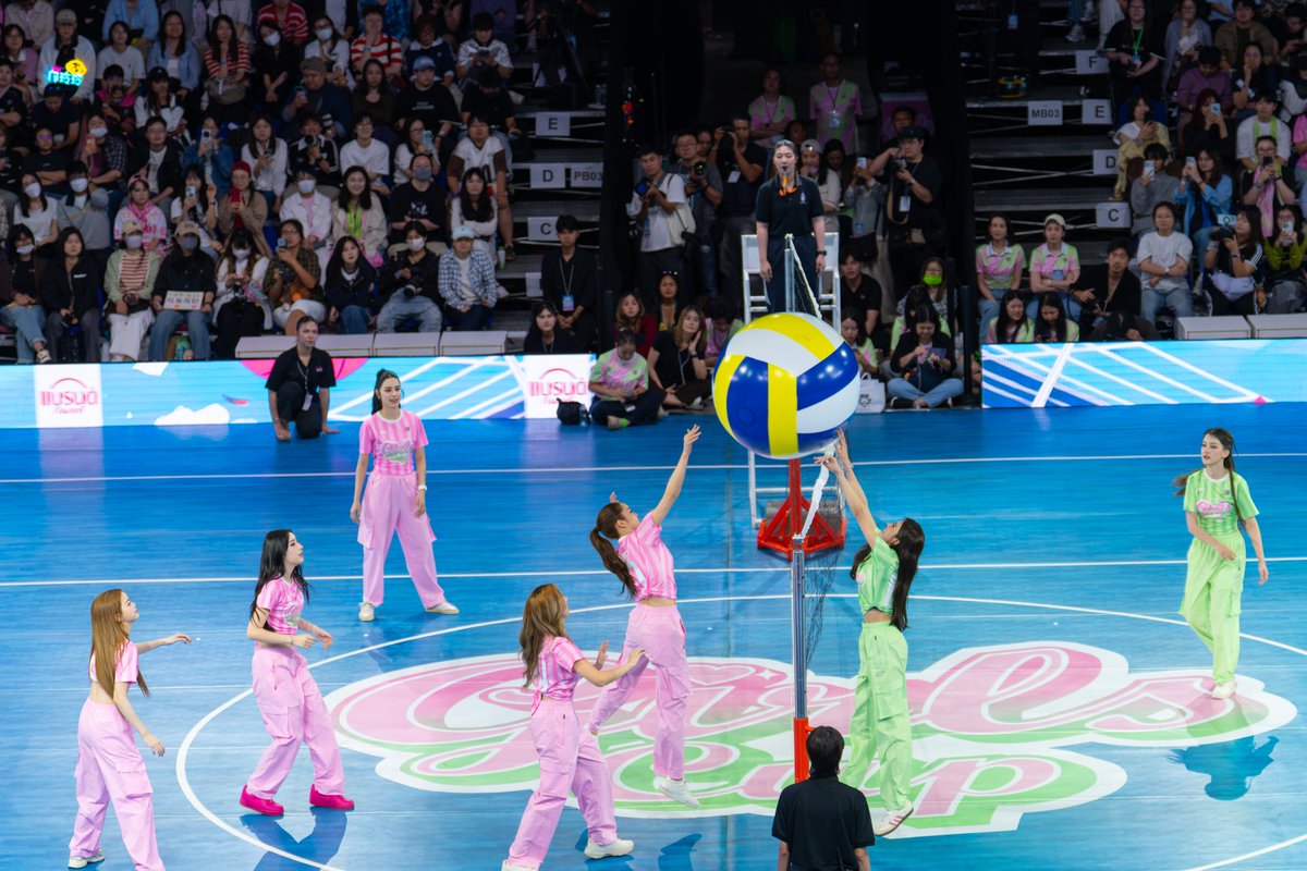 Clicknews_tv's tweet photo. ช่อง 3 จัดเต็ม “Girls Cup 2026 Presented by MAMA” ขน 27 ซุปตาร์สาว เปิดสมรภูมิความมันส์ ฟินทุกโมเมนต์

จบลงไปแล้วอย่างยิ่งใหญ่สำหรับมหกรรมกีฬาสีของนักแสดงหญิงช่อง 3 “Girls Cup 2026 Presented by MAMA” ครั้งที่ 2 ที่จัดขึ้นอย่างยิ่งใหญ่ เมื่อวันเสาร์ที่ 1 สิงหาคม 2569 ที่ผ่านมา ณ BITEC LIVE งานนี้ยกทัพนักแสดงสาว 27 คน มาร่วมสร้างสีสันทั้งการแข่งขันกีฬา เกมสุดสร้างสรรค์ และโชว์สุดอลังการ ท่ามกลางแฟนคลับที่ยกกองเชียร์มาแน่นฮอลล์ ส่งเสียงเชียร์กันสนั่นตั้งแต่เปิดงานจนถึงฟินาเล

ศึกครั้งนี้แบ่งออกเป็น 2 สี ได้แก่ “ทีมพีชตาโฟปรุงจืด” นำโดยกัปตัน โบว์ เมลดา พร้อมสมาชิก หลิงหลิง คอง, มิ้นท์ รัญชน์รวี, พีพี ปุญญ์ปรีดี, หมิว ณัชชา, แบม สราลี, แทน ดวงแก้ว, หยู่ยู้ อรณิชา, ติ๊ต๊ะ ชญานิศ, เอนจอย ธิดารัตน์, เรนเดียร์ ปฤสยา, เคท มาริลิน, นีญ่า มากีลา และแคนดี้ สุภาภัสสร์ เปิดศึกดวลกับ “ทีมมิ้นท์เตี๋ยวเรือปรุงจัด” นำโดยกัปตัน จีน่า ญีนา พร้อมสมาชิก ออม กรณ์นภัส, อุ้ม อิษยา, อแมนด้า ออบดัม, พาย รินรดา, ญดา นริลญา, ลีน่า ลลินา, น้ำฟ้า ธัญญภัสร์, ลิซ่า อลิซา, ซีน ภัสธรากรณ์, พริกขิง สุรีย์ญะเรศ, พิชชา พิชชาธร และอิมีลี่ เพ็ทเตอร์เซ็น
เปิดสนามอย่างยิ่งใหญ่ด้วย Opening Match ในเพลง “Who Run the World (Girls)” ที่นักแสดงทั้ง 27 คนร่วมเดินพาเหรด เปิดตัวสองทีมอย่างสง่างาม ก่อนเข้าสู่ช่วงพูดคุยกับพิธีกรหลักตัวจี๊ด “ดีเจนุ้ย ธนวัฒน์” และ “แจ็คกี้ ชาเคอลีน” และรับโจทย์การแข่งขัน จากนั้นความสนุกก็เริ่มต้นขึ้นกับเกมฐานสุดครีเอทีฟ ทั้ง เก้าอี้โดนตี, สนามเด็กเส้น (เก้าอี้คณิตคิดวน / บ่อซนผู้พิชิต / ปริศนาไถล สไลเด้อออ / โยกเยกเจอรูบิก / กลิ้งพลิกเส้นชัย), ดอกใหญ่ใส่ไม่ยั้ง, วิ่ง…ปิ๊ว, ไตรกีฬามหาสนุก (ปั่นสปีด / รัน 3 ขา / กระดึ๊บไปซิส), ชักกะเย่อกะเธอ และ เกมโม่หมู่มั้ย สลับกับการแข่งขันกีฬาในสนามที่ได้ “สายฝน ชีข้าง” และ “ปาล์ม ศุภชัย” มาเป็นพิธีกรพาร์ทความมันส์ในสนามกับเกมกีฬาแชร์บอล, วอลเลย์บอลยักษ์ และ ฟุตซอล ที่แต่ละทีมต่างงัดฝีมือและความฮาสลับกันชิงคะแนนแบบไม่มีใครยอมใคร เรียกเสียงเชียร์จากแฟน ๆ ตลอดทั้งวัน

ในขณะที่ช่วง Half-Time Show กลายเป็นอีกหนึ่งไฮไลต์ เมื่อเหล่านักแสดงสาวสลัดลุคนางเอก นักกีฬาเป็นศิลปินขึ้นเวทีโชว์สเต็ปแดนซ์แบบจัดเต็มเริ่มจากเพลง “Bang Bang” โดย อแมนด้า, พาย, มิ้นท์, ญดา, พีพี และพิชชา ต่อด้วยเพลง “Gee” จาก ติ๊ต๊ะ, ซีน, พริกขิง, เคท, อิมีลี่, เรนเดียร์, แคนดี้, ลิซ่า และ นีญ่า ก่อนส่งต่อความสดใสกับเพลง “โสดกะปริบกะปรอย” จาก ออม, หมิว, แบม และหยู่ยู้ ปิดท้ายด้วยเพลง “ถูกสเปก (Let’s Go)” จาก หลิง, ลีน่า, อุ้ม, แทน และเอนจอย ที่เรียกเสียงกรี๊ดสนั่นฮอลล์ และยังมีโชว์เซอร์ไพรส์พิเศษจากมาสคอต LOLO ขึ้นโชว์เพลง “แม่ทรงซ้อพ่อทรงเอ” และมาสคอตมาม่าที่มาในเพลง “แจว X เก่งกระเด้ง” เพิ่มสีสันความน่ารักให้คุณย่าอุนยายได้เสพโมเมนต์ความน่ารักของหลาน และโชว์พิเศษจากกัปตันจีน่า ที่มาในเพลง “วัดใจ” และกัปตันโบว์โชว์สเต็ปในเพลง “We Found Love”

หลังขับเคี่ยวกันอย่างสูสีในทุกการแข่งขัน ช่วงเวลาที่ทุกคนรอคอยก็มาถึง เมื่อพิธีกรประกาศผลคะแนนรวม และเป็นทีมพีชตาโฟปรุงจืด (สีพีช) ที่สามารถคว้าแชมป์ Girls Cup 2026 Presented by MAMA ไปครอง ท่ามกลางเสียงเฮลั่นฮอลล์ ก่อนที่ผู้บริหารช่อง 3 คุณสมรักษ์ ณรงค์วิชัย และ คุณปิ่นกมล มาลีนนท์ ร่วมมอบถ้วยแชมป์ให้กับกัปตันโบว์ เมลดา ทีมผู้ชนะ ปิดฉากการแข่งขันด้วยภาพแห่งรอยยิ้มและมิตรภาพของนักแสดงทั้ง 27 คน นอกจากนี้ ยังมีการประกาศรางวัล Girls of the Match สำหรับผู้ทำผลงานโดดเด่นตลอดการแข่งขัน โดยฝั่งทีมแชมป์ พีชตาโฟปรุงจืด ได้แก่ พีพี ปุญญ์ปรีดี ส่วนฝั่ง ทีมมิ้นท์เตี๋ยวเรือปรุงจัด ได้แก่ อแมนด้า ออบดัม แม้ทีมจะพลาดแชมป์ไป แต่ก็โชว์สปิริตและความสามารถจนคว้าใจแฟน ๆ ได้ไม่แพ้กัน
ปิดท้ายงานด้วยโชว์ฟินาเล่จากสาว ๆ 27 คน ที่ออกมาร่วมร้องเพลง “หัวใจผูกกัน” ส่งท้ายค่ำคืนแห่งความสุข เป็นอีกหนึ่งปีของ Girls Cup Presented by MAMA ที่ไม่ได้มีเพียงการแข่งขัน แต่ยังเต็มไปด้วยมิตรภาพ ความสามัคคี และโมเมนต์น่าประทับใจ ที่ทั้งนักแสดงและแฟน ๆ จะจดจำไปอีกนาน

#CH3GirlsCup2026

รับชมภาพเพิ่มเติม >> https://t.co/xGPfdSdl5D