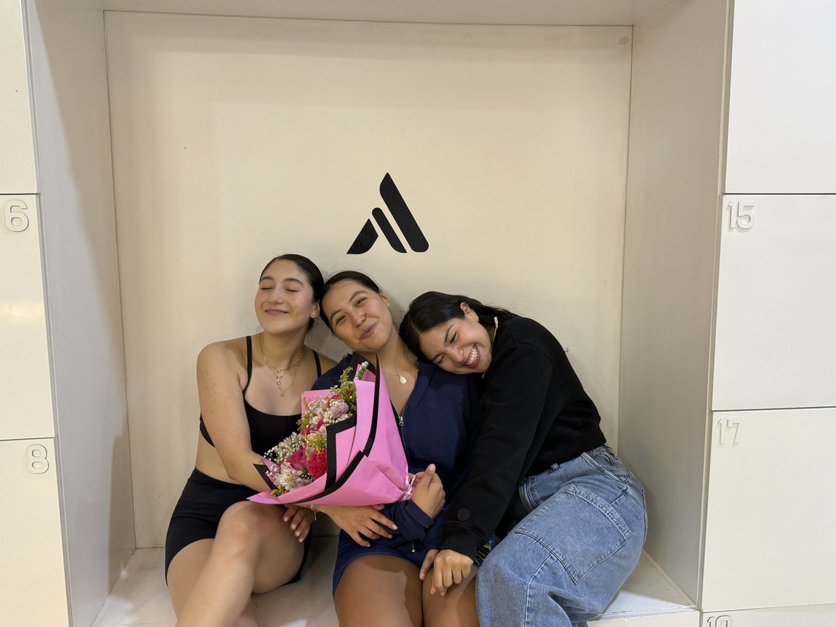 luvsylu's tweet photo. las amo mucho <3 https://t.co/rEVToihvpy