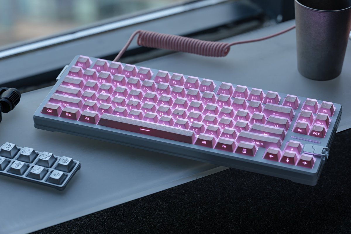 oshidkeys's tweet photo. Crystal Feather Era 🪶💎

Where crystal meets feather.

A unique keycap design combining:

💎 Diamond-inspired crystal texture on the top
🪶 Feather patterns beneath the surface
✨ Side legends for a clean and modern look

Designed to create beautiful light interaction on your keyboard, while supporting both north-facing and south-facing switches.

Customize your colors. Create your own keyboard story.

#MechanicalKeyboard #Keycap #KeyboardCommunity