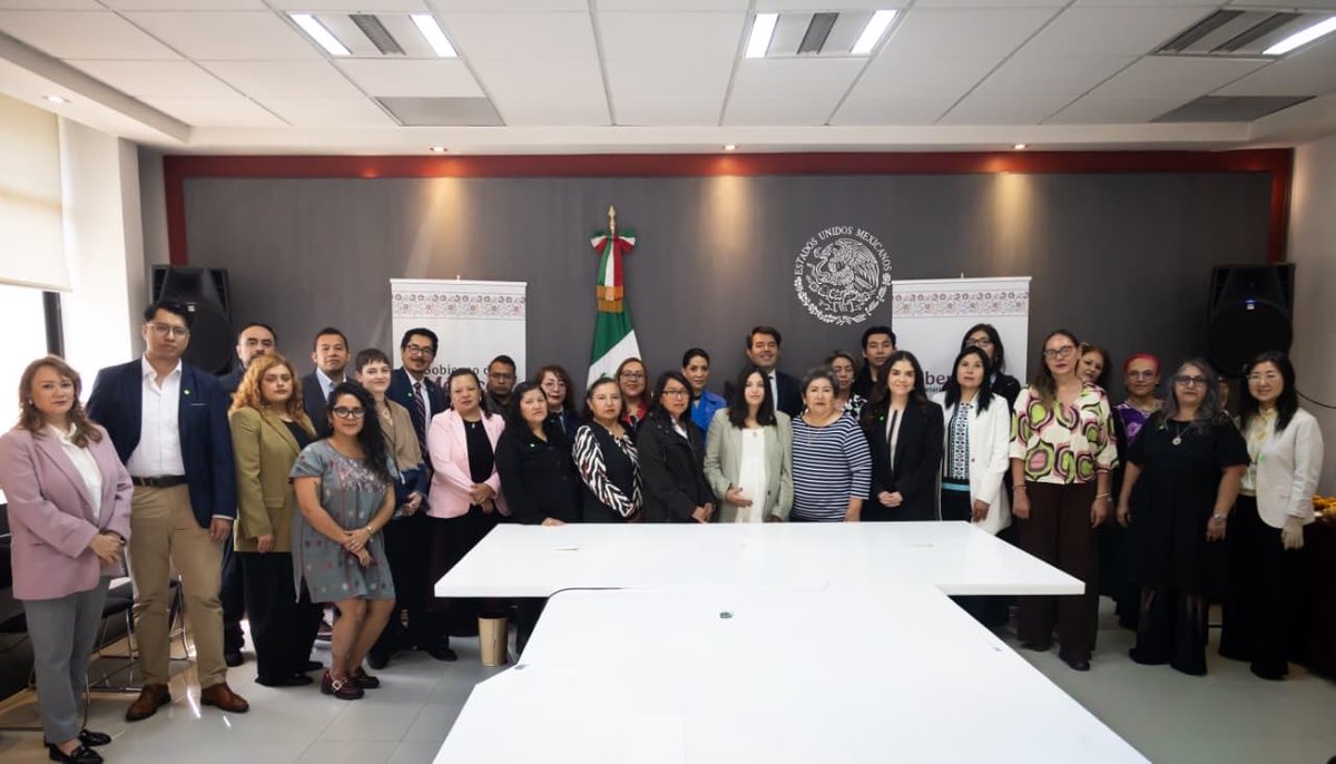 arturomedinap's tweet photo. En representación de la secretaria de @SEGOB_mx, @rosaicela_, presidenta de la Comisión Intersecretarial contra la Trata de Personas, inauguramos el Primer Encuentro Nacional de Refugios, Albergues y Casas de Medio Camino, espacios que brindan atención especializada a víctimas y sobrevivientes de este delito.

Estas acciones permiten estrechar la colaboración entre el @GobiernoMX y las organizaciones de la sociedad civil, así como mejorar los mecanismos de protección y asistencia integral.

Participaron la fiscal especializada en Delitos de Violencia contra las Mujeres, Grupos en Situación de Vulnerabilidad y Trata de Personas de la @FGRMexico, Maribel Bojorges; la directora general de Estrategias para la Atención de los #DDHH, @galindo_cl74139; integrantes de refugios de todo el país y representantes de @mujeresgobmx, @DIF_NMX, @FiscaliaEdomex, @FiscaliaCDMX, @ANTHUS_AC, @CasaAlianza, Pozo de Vida, Fundación Libera México, Red Binacional de Corazones A.C. y Por la Superación de la Mujer A.C.