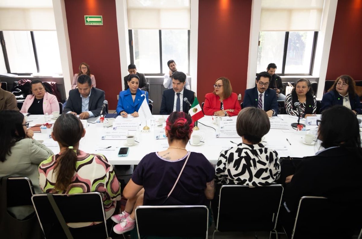 arturomedinap's tweet photo. En representación de la secretaria de @SEGOB_mx, @rosaicela_, presidenta de la Comisión Intersecretarial contra la Trata de Personas, inauguramos el Primer Encuentro Nacional de Refugios, Albergues y Casas de Medio Camino, espacios que brindan atención especializada a víctimas y sobrevivientes de este delito.

Estas acciones permiten estrechar la colaboración entre el @GobiernoMX y las organizaciones de la sociedad civil, así como mejorar los mecanismos de protección y asistencia integral.

Participaron la fiscal especializada en Delitos de Violencia contra las Mujeres, Grupos en Situación de Vulnerabilidad y Trata de Personas de la @FGRMexico, Maribel Bojorges; la directora general de Estrategias para la Atención de los #DDHH, @galindo_cl74139; integrantes de refugios de todo el país y representantes de @mujeresgobmx, @DIF_NMX, @FiscaliaEdomex, @FiscaliaCDMX, @ANTHUS_AC, @CasaAlianza, Pozo de Vida, Fundación Libera México, Red Binacional de Corazones A.C. y Por la Superación de la Mujer A.C.