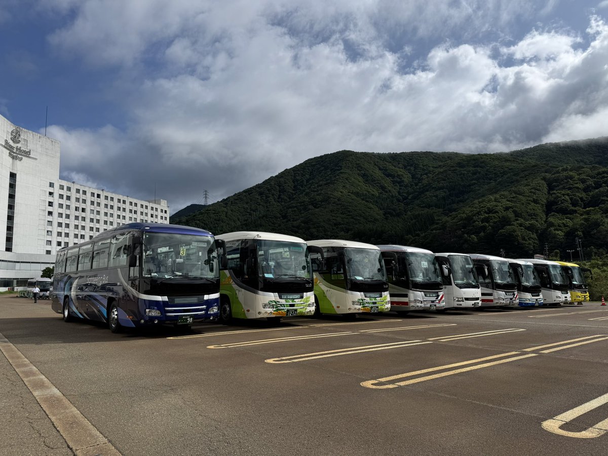 ckbus_group's tweet photo. ＼おはようございばす🏨🚍🚍🚍／

長岡まつりの翌日は…
バスまつり🚌（違

本日は群馬へおじゃまします🍑

今日も一日ご安全に✨

#バスツアー  #貸切バス  #大型バス https://t.co/IYEOf3gjY6