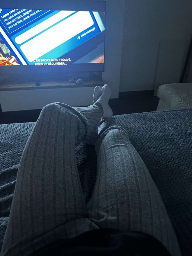 deeseemma31's tweet photo. Dispo pour vous dépouiller pendant mon film les puputes https://t.co/iD3HkbR0kl