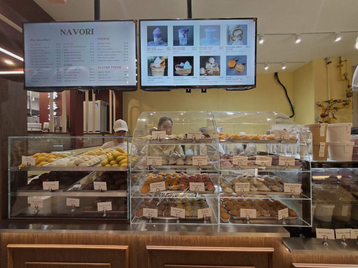 FlosAndPluvia's tweet photo. ตอนเรียนอยู่ลียง การไปร้าน Patisserie ตั้งแต่เช้าเป็นลูกค้าคนแรกคือความฟินมากๆ ขนมเต็มตู้ อบเสร็จใหม่ๆ หอมฟุ้งไปทั้งร้าน 

วันนี้ที่ #NavoriBKK ให้ฟีลนั้นเลย! ขนมแน่นตู้ มีเมนูใหม่ๆ เพิ่งทำเสร็จเพียบ ประเดิม Soft-serve cookie ถาดแรก Scoop แรกอีกด้วย 

Callback ความทรงจำวัยเยาว์มาก

#NAVORISiamParagon #Navori #NavoriBKK
@NAVORI 
#dunknatachai