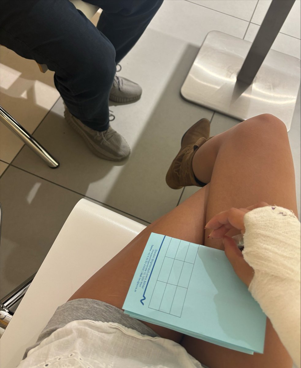 yourmisskathy's tweet photo. Schön, wenn dich deine Sklaven zu Arztterminen begleiten🥰 https://t.co/5nCoHY9HgL