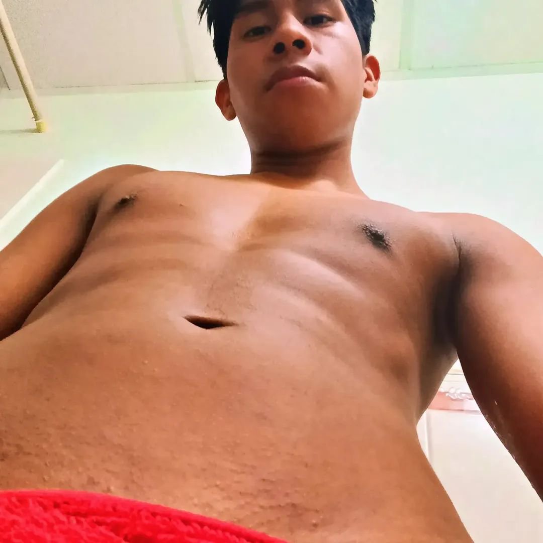 gir0n2004's tweet photo. Hay miradas que hablan por sí solas... ¿Te atreves a sostener esta? 🔥😉 https://t.co/t2D19ETklq