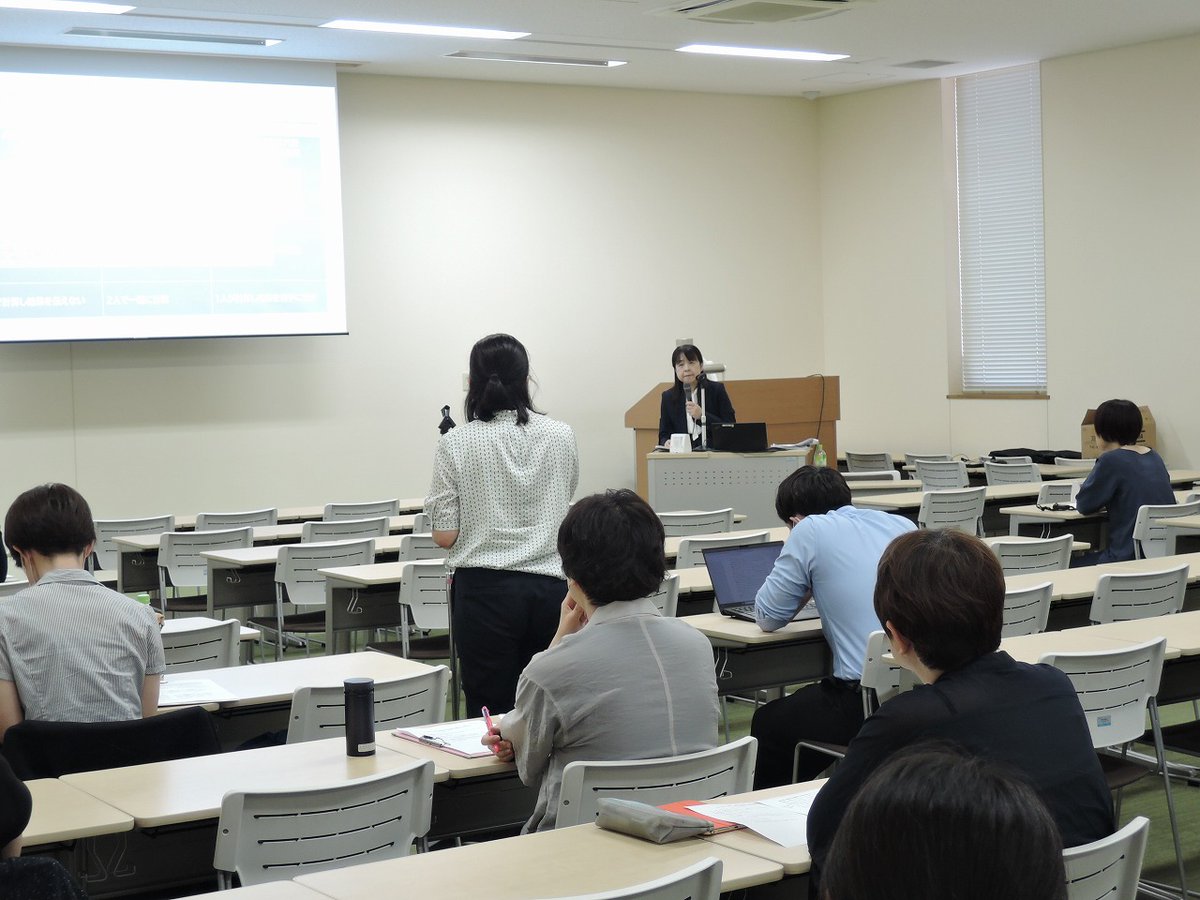 mwu_nursing's tweet photo. 武庫川女子大学大学院 看護学研究科の8月開催の公開発表会が行われました。
今回は、博士後期課程1名の方がこれまでの研究成果を発表されました。長い道のりの集大成を限られた時間で伝えるのは大変なことですが、要点が的確にまとめられており、とても分かりやすい発表でした。
#武庫川大学 #大学院 https://t.co/dWUluFKVyD