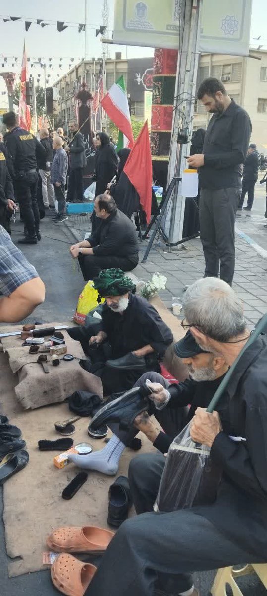 montazere_molaa's tweet photo. توی مسیر مشایه نجف تا کربلا باشه یا توی خیابون‌های ایران ، فرقی نمیکنه ؛ دلت که حسینی باشه به عشق اباعبدالله همه جا به عشاق آقا خدمت میکنی 
#یا_لثارات_الحسین 
#عاشقان_حسین https://t.co/vlK36MiKSc
