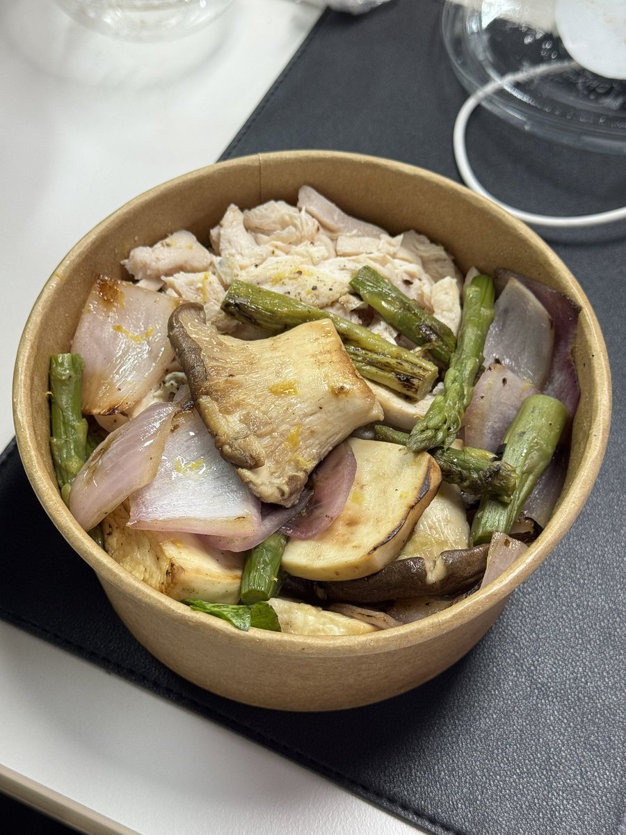 frozenberrymix's tweet photo. 어제
아침 초코어쩌구… 메가커피 응모 < 생각보다 맛있음
점심 구운야채 샐러드 2/3 정도 먹음
오후 중국 갔다온 대리님이 준 땅콩?간식
저녁 김치삼겹살… 3인분인데 내가 자제하지 않으면 혼자서도 먹을 듯 너무 적어… 근데 자제해서 1/3 먹음ㅎ https://t.co/m5VdsMQdSf