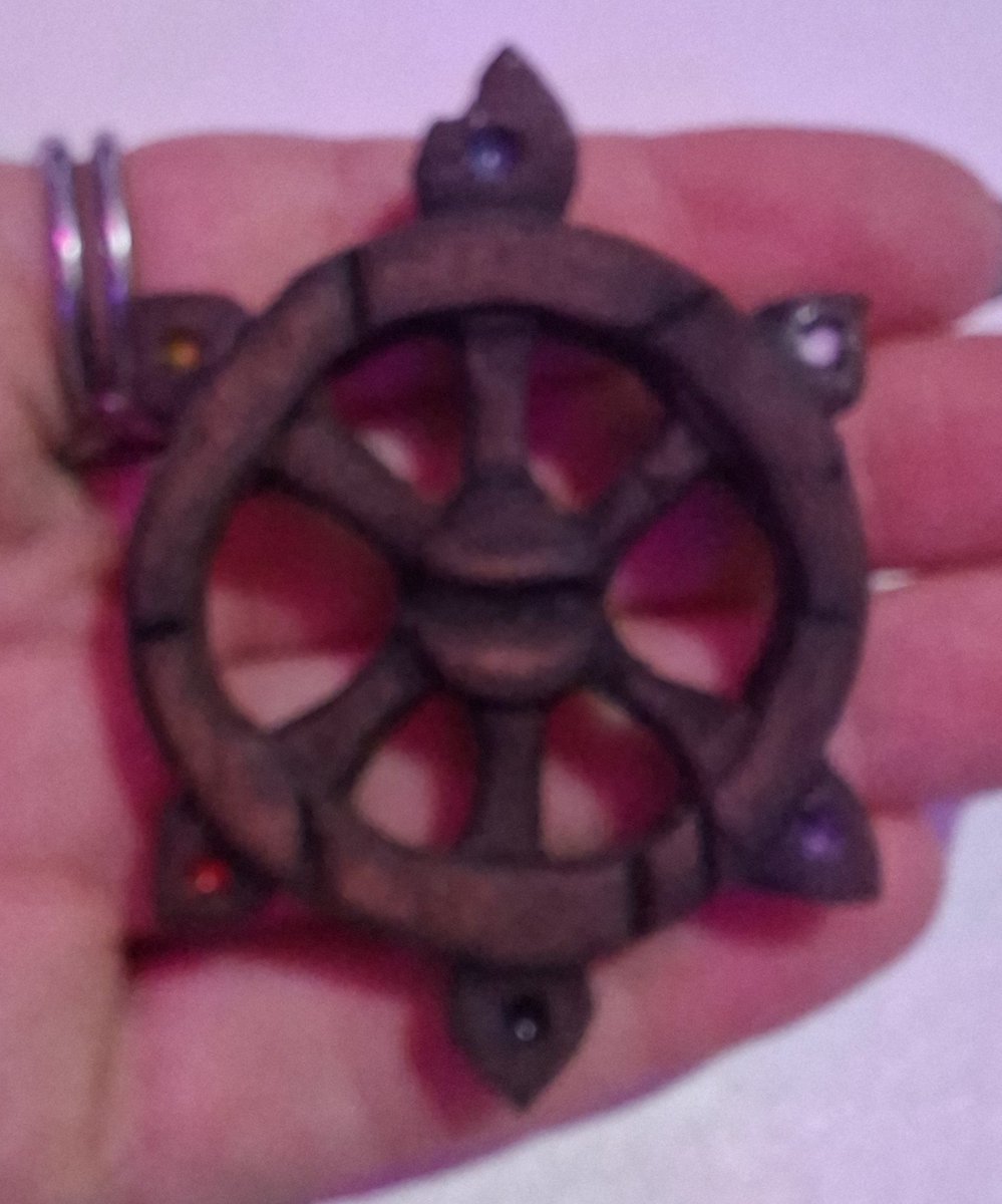 Mia_A_Hale's tweet photo. MEIO ANO DEPOIS, APRESENTO-VOS:
✨️A minha Aino de madeira✨️

Temos fotos, video de eu a fazer e reação da aranha roxa! 
Espero que gostem!! 

Inclusive, alguém pediu cosplay de Aino ne.. vou ver isso aí
(Ganhei beijo e coração de volta, to happy :3)
#Ravencove #DanteArtes https://t.co/SvwcNMWIT5