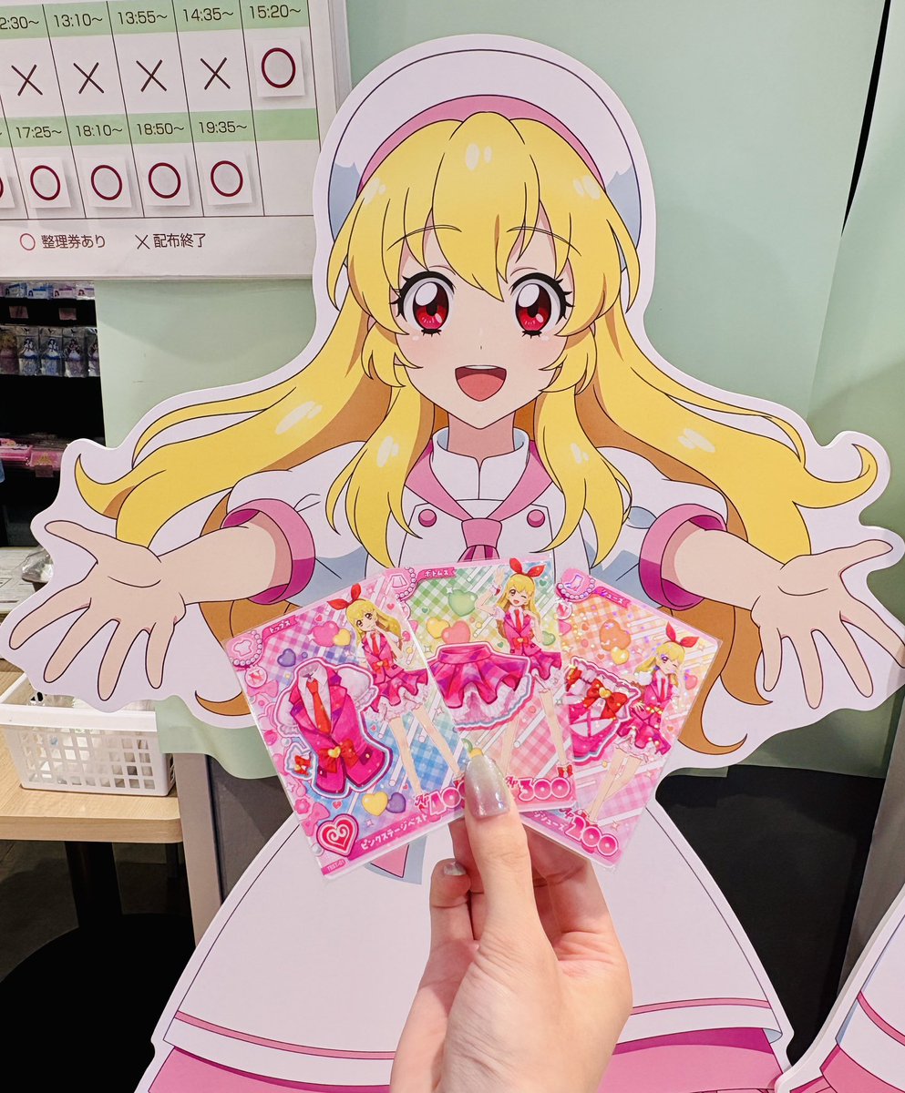 tachyoncarnival's tweet photo. こうやって撮るといちごちゃんがカード見せてくれてる気になってめっちゃ好き🥺💕💞 https://t.co/VACR8L1XdP