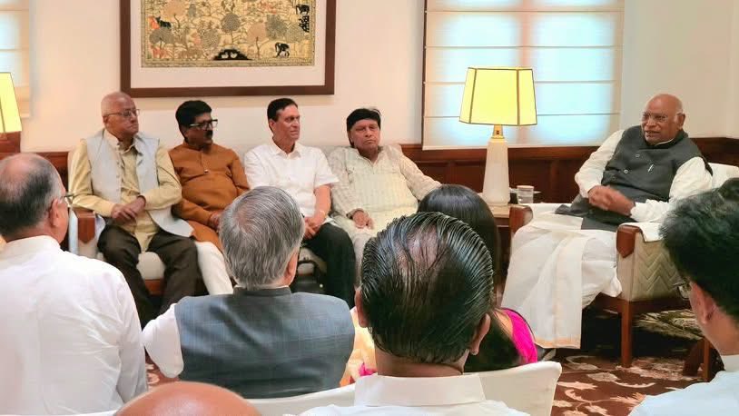 manickamtagore's tweet photo. INDIA bloc leaders met in the chamber of Congress President &amp; Rajya Sabha LoP Shri Mallikarjun Kharge
.

The meeting focused on key issues related to the Parliament session.

📍 New Delhi https://t.co/V9QCp7UQwT