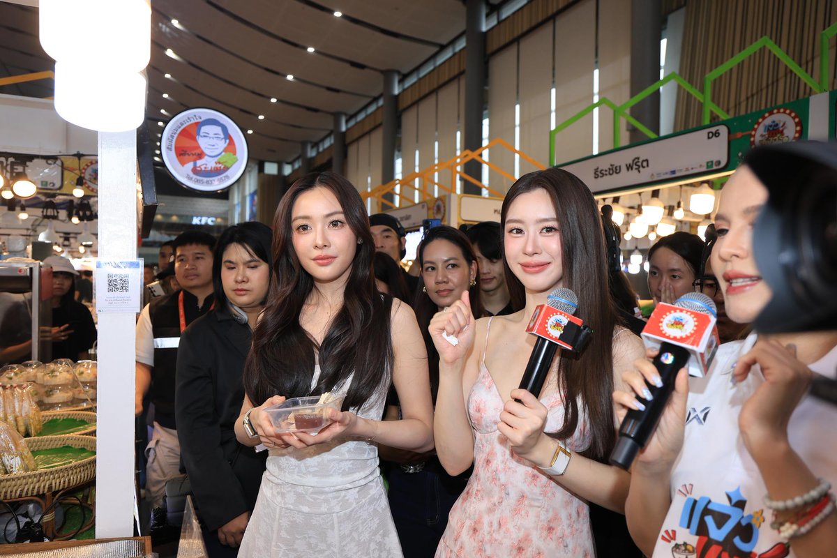 Clicknews_tv's tweet photo. “แจ๋วแซ่บเฟ่อร์” ยกทัพซุปตาร์เสิร์ฟความอร่อย 100 ร้านดัง ทำฟิวเจอร์พาร์คแตก! ครั้งหน้าจัดที่ไหนรอลุ้นกัน!

#แจ๋วแซ่บเฟ่อร์

จบลงไปเป็นที่เรียบร้อยสำหรับมหกรรมอาหารสุดยิ่งใหญ่ “แจ๋วแซ่บเฟ่อร์” ซึ่งจัดขึ้นเมื่อวันที่ 24 กรกฎาคม – 2 สิงหาคมที่ผ่านมา ณ ALIVE PARK HALL ชั้น G ศูนย์การค้าฟิวเจอร์พาร์ค ได้รับเสียงตอบรับจากเหล่านักกินอย่างล้นหลามจนพื้นที่จัดงานเนืองแน่นไปด้วยผู้คนตลอด 10 วัน เป็นอีกหนึ่งจุดเช็คอินความอร่อยที่รวบรวมสุดยอดร้านเด็ดจากทั่วประเทศมากกว่า 100 ร้านค้า เสิร์ฟเมนูคาวหวานจัดเต็มกว่า 1,000 เมนูมาไว้ในที่เดียว รวมถึงการจำหน่ายสินค้า GI สนับสนุนสินค้าอัตลักษณ์ท้องถิ่น คุ้มกว่านี้ไม่มีอีกแล้ว!

นอกจากของกินที่ขนมาให้ชม ชิม ช้อปกันแบบจัดเต็ม ยังมีเหล่าซุปตาร์ช่อง 3 ที่มามอบความสนุกและความบันเทิงให้แก่แฟน ๆ อย่างใกล้ชิดติดขอบเวที นำโดย พระเอกสุดฮอต เก้า นพเก้า พร้อมด้วยทีมนักแสดงจาก ซีรีส์ วาดฝันวันวิวาห์ In Love Forever ป๊อบ ศิร์รัฐ, แคนดี้ สุภาภัสสร์, เรนเดียร์ ปฤสยา และ จ๊ะจ๋า แดนดาว ตลอดจน 2 สาวสุดฮอต อุ้ม อิษยา - แบม สราลี ที่ควงคู่กันมาโปรยความน่ารักเรียกเสียงกรี๊ดจากแฟนคลับได้อย่างล้นหลาม นอกจากนี้ยังมีคู่พาร์ทเนอร์ ทาฆิ กวิน และ เฟรนด์ พีระกฤตย์ จากซีรีส์ Decoding You โคตรรัก ร่วมด้วยสองหนุ่มอารมณ์ดี มีน พีรวิชญ์ และ เซ้นต์ ศุภพงษ์ ปิดท้ายด้วยคู่พระนางมากฝีมือ ภณ ณวัสน์ และ จีน่า ญีนา จากละคร ธาตรี ที่เอเนอจี้จัดเต็มไม่มีดรอป เดินชิม เดินช้อปอาหารอร่อย ๆ กันทุกร้านเลยทีเดียว!

ความพิเศษในครั้งนี้ก็ต้องยกให้รางวัลใหญ่ที่ทางช่อง 3 เสิร์ฟให้เหล่านักช้อปได้ลุ้นกับมอเตอร์ไซค์ไฟฟ้าและจักรยานไฟฟ้าจาก YADEA รวม 7 คัน ซึ่งได้มีการจับสลากและประกาศรายชื่อผู้โชคดีไปเป็นที่เรียบร้อย! โดยมี ตู่-ปิยวดี มาลีนนท์ ประธานเจ้าหน้าที่ปฏิบัติการ สายการตลาดและการพาณิชย์ สถานีโทรทัศน์ไทยทีวีสีช่อง 3 เป็นผู้มอบรางวัลแก่ผู้โชคดีทั้ง 7 ท่านเมื่อวันอาทิตย์ที่ 2 สิงหาคมที่ผ่านมา บอกเลยว่ามางานนี้งานเดียวคุ้มสุด ๆ ได้ทั้งของกินอร่อยถูกใจ แถมยังได้รางวัลใหญ่ติดไม้ติดมือกลับบ้านอีกด้วย!

ขอขอบคุณแฟน ๆ และเหล่านักช้อปทุกท่านที่มาร่วมงาน “แจ๋วแซ่บเฟ่อร์” ในครั้งนี้ ลุ้นกันว่าครั้งต่อไปจะยกขบวนความอร่อยไปบุกพื้นที่ไหนและจัดขึ้นเมื่อไหร่ สามารถติดตามความเคลื่อนไหวได้ในทุกช่องทางของช่อง 3 รวมถึงช่องทางออนไลน์ Ch3Thailand และ 3Plus ห้ามพลาดเด็ดขาด!

รับชมภาพ เพิ่มเติม : https://t.co/EqSYEvP84p