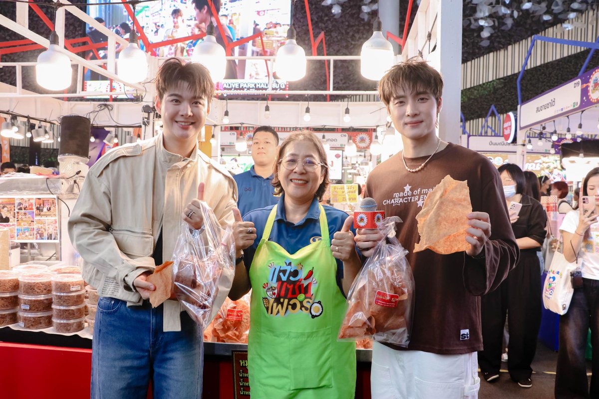 Clicknews_tv's tweet photo. “แจ๋วแซ่บเฟ่อร์” ยกทัพซุปตาร์เสิร์ฟความอร่อย 100 ร้านดัง ทำฟิวเจอร์พาร์คแตก! ครั้งหน้าจัดที่ไหนรอลุ้นกัน!

#แจ๋วแซ่บเฟ่อร์

จบลงไปเป็นที่เรียบร้อยสำหรับมหกรรมอาหารสุดยิ่งใหญ่ “แจ๋วแซ่บเฟ่อร์” ซึ่งจัดขึ้นเมื่อวันที่ 24 กรกฎาคม – 2 สิงหาคมที่ผ่านมา ณ ALIVE PARK HALL ชั้น G ศูนย์การค้าฟิวเจอร์พาร์ค ได้รับเสียงตอบรับจากเหล่านักกินอย่างล้นหลามจนพื้นที่จัดงานเนืองแน่นไปด้วยผู้คนตลอด 10 วัน เป็นอีกหนึ่งจุดเช็คอินความอร่อยที่รวบรวมสุดยอดร้านเด็ดจากทั่วประเทศมากกว่า 100 ร้านค้า เสิร์ฟเมนูคาวหวานจัดเต็มกว่า 1,000 เมนูมาไว้ในที่เดียว รวมถึงการจำหน่ายสินค้า GI สนับสนุนสินค้าอัตลักษณ์ท้องถิ่น คุ้มกว่านี้ไม่มีอีกแล้ว!

นอกจากของกินที่ขนมาให้ชม ชิม ช้อปกันแบบจัดเต็ม ยังมีเหล่าซุปตาร์ช่อง 3 ที่มามอบความสนุกและความบันเทิงให้แก่แฟน ๆ อย่างใกล้ชิดติดขอบเวที นำโดย พระเอกสุดฮอต เก้า นพเก้า พร้อมด้วยทีมนักแสดงจาก ซีรีส์ วาดฝันวันวิวาห์ In Love Forever ป๊อบ ศิร์รัฐ, แคนดี้ สุภาภัสสร์, เรนเดียร์ ปฤสยา และ จ๊ะจ๋า แดนดาว ตลอดจน 2 สาวสุดฮอต อุ้ม อิษยา - แบม สราลี ที่ควงคู่กันมาโปรยความน่ารักเรียกเสียงกรี๊ดจากแฟนคลับได้อย่างล้นหลาม นอกจากนี้ยังมีคู่พาร์ทเนอร์ ทาฆิ กวิน และ เฟรนด์ พีระกฤตย์ จากซีรีส์ Decoding You โคตรรัก ร่วมด้วยสองหนุ่มอารมณ์ดี มีน พีรวิชญ์ และ เซ้นต์ ศุภพงษ์ ปิดท้ายด้วยคู่พระนางมากฝีมือ ภณ ณวัสน์ และ จีน่า ญีนา จากละคร ธาตรี ที่เอเนอจี้จัดเต็มไม่มีดรอป เดินชิม เดินช้อปอาหารอร่อย ๆ กันทุกร้านเลยทีเดียว!

ความพิเศษในครั้งนี้ก็ต้องยกให้รางวัลใหญ่ที่ทางช่อง 3 เสิร์ฟให้เหล่านักช้อปได้ลุ้นกับมอเตอร์ไซค์ไฟฟ้าและจักรยานไฟฟ้าจาก YADEA รวม 7 คัน ซึ่งได้มีการจับสลากและประกาศรายชื่อผู้โชคดีไปเป็นที่เรียบร้อย! โดยมี ตู่-ปิยวดี มาลีนนท์ ประธานเจ้าหน้าที่ปฏิบัติการ สายการตลาดและการพาณิชย์ สถานีโทรทัศน์ไทยทีวีสีช่อง 3 เป็นผู้มอบรางวัลแก่ผู้โชคดีทั้ง 7 ท่านเมื่อวันอาทิตย์ที่ 2 สิงหาคมที่ผ่านมา บอกเลยว่ามางานนี้งานเดียวคุ้มสุด ๆ ได้ทั้งของกินอร่อยถูกใจ แถมยังได้รางวัลใหญ่ติดไม้ติดมือกลับบ้านอีกด้วย!

ขอขอบคุณแฟน ๆ และเหล่านักช้อปทุกท่านที่มาร่วมงาน “แจ๋วแซ่บเฟ่อร์” ในครั้งนี้ ลุ้นกันว่าครั้งต่อไปจะยกขบวนความอร่อยไปบุกพื้นที่ไหนและจัดขึ้นเมื่อไหร่ สามารถติดตามความเคลื่อนไหวได้ในทุกช่องทางของช่อง 3 รวมถึงช่องทางออนไลน์ Ch3Thailand และ 3Plus ห้ามพลาดเด็ดขาด!

รับชมภาพ เพิ่มเติม : https://t.co/EqSYEvP84p