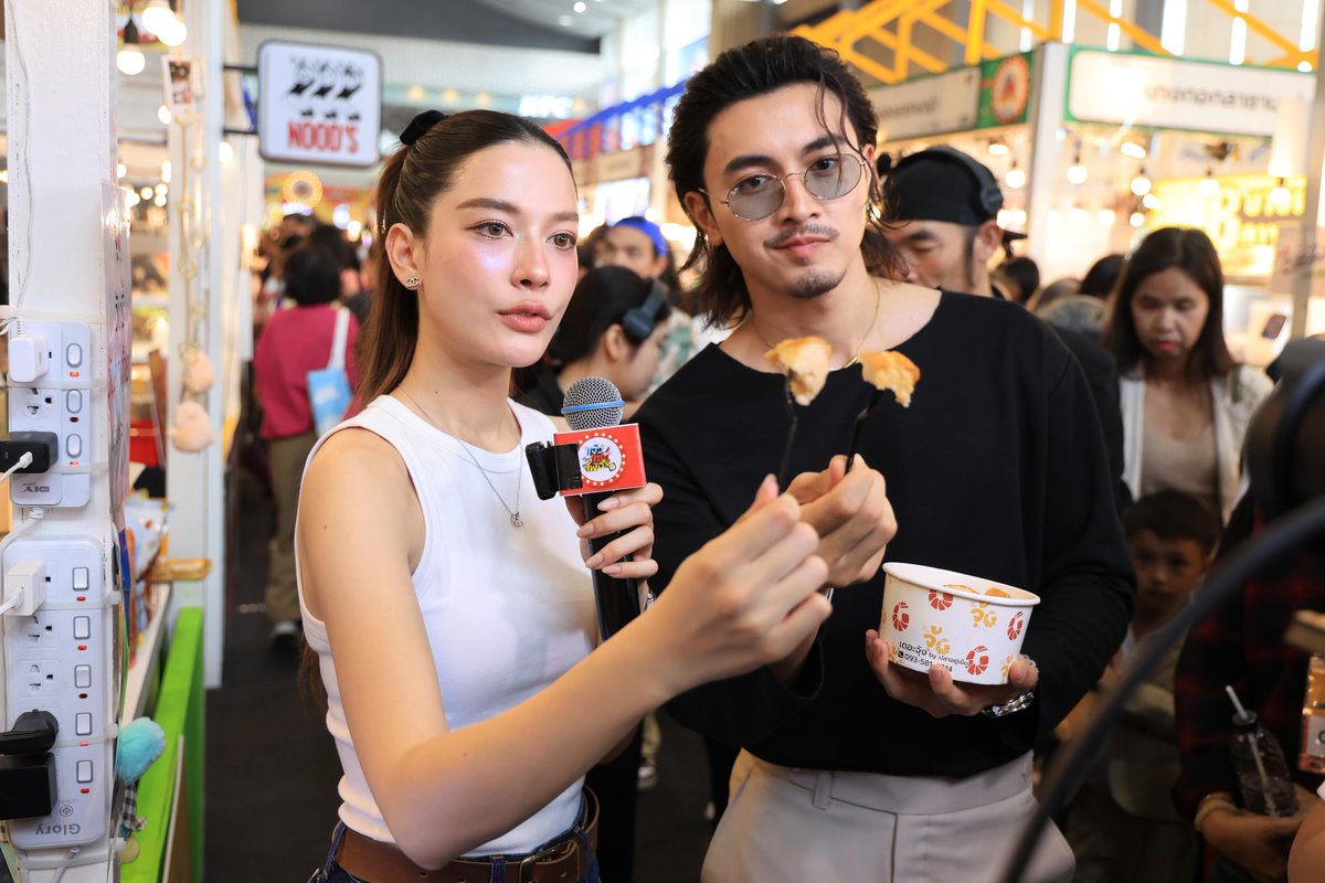 Clicknews_tv's tweet photo. “แจ๋วแซ่บเฟ่อร์” ยกทัพซุปตาร์เสิร์ฟความอร่อย 100 ร้านดัง ทำฟิวเจอร์พาร์คแตก! ครั้งหน้าจัดที่ไหนรอลุ้นกัน!

#แจ๋วแซ่บเฟ่อร์

จบลงไปเป็นที่เรียบร้อยสำหรับมหกรรมอาหารสุดยิ่งใหญ่ “แจ๋วแซ่บเฟ่อร์” ซึ่งจัดขึ้นเมื่อวันที่ 24 กรกฎาคม – 2 สิงหาคมที่ผ่านมา ณ ALIVE PARK HALL ชั้น G ศูนย์การค้าฟิวเจอร์พาร์ค ได้รับเสียงตอบรับจากเหล่านักกินอย่างล้นหลามจนพื้นที่จัดงานเนืองแน่นไปด้วยผู้คนตลอด 10 วัน เป็นอีกหนึ่งจุดเช็คอินความอร่อยที่รวบรวมสุดยอดร้านเด็ดจากทั่วประเทศมากกว่า 100 ร้านค้า เสิร์ฟเมนูคาวหวานจัดเต็มกว่า 1,000 เมนูมาไว้ในที่เดียว รวมถึงการจำหน่ายสินค้า GI สนับสนุนสินค้าอัตลักษณ์ท้องถิ่น คุ้มกว่านี้ไม่มีอีกแล้ว!

นอกจากของกินที่ขนมาให้ชม ชิม ช้อปกันแบบจัดเต็ม ยังมีเหล่าซุปตาร์ช่อง 3 ที่มามอบความสนุกและความบันเทิงให้แก่แฟน ๆ อย่างใกล้ชิดติดขอบเวที นำโดย พระเอกสุดฮอต เก้า นพเก้า พร้อมด้วยทีมนักแสดงจาก ซีรีส์ วาดฝันวันวิวาห์ In Love Forever ป๊อบ ศิร์รัฐ, แคนดี้ สุภาภัสสร์, เรนเดียร์ ปฤสยา และ จ๊ะจ๋า แดนดาว ตลอดจน 2 สาวสุดฮอต อุ้ม อิษยา - แบม สราลี ที่ควงคู่กันมาโปรยความน่ารักเรียกเสียงกรี๊ดจากแฟนคลับได้อย่างล้นหลาม นอกจากนี้ยังมีคู่พาร์ทเนอร์ ทาฆิ กวิน และ เฟรนด์ พีระกฤตย์ จากซีรีส์ Decoding You โคตรรัก ร่วมด้วยสองหนุ่มอารมณ์ดี มีน พีรวิชญ์ และ เซ้นต์ ศุภพงษ์ ปิดท้ายด้วยคู่พระนางมากฝีมือ ภณ ณวัสน์ และ จีน่า ญีนา จากละคร ธาตรี ที่เอเนอจี้จัดเต็มไม่มีดรอป เดินชิม เดินช้อปอาหารอร่อย ๆ กันทุกร้านเลยทีเดียว!

ความพิเศษในครั้งนี้ก็ต้องยกให้รางวัลใหญ่ที่ทางช่อง 3 เสิร์ฟให้เหล่านักช้อปได้ลุ้นกับมอเตอร์ไซค์ไฟฟ้าและจักรยานไฟฟ้าจาก YADEA รวม 7 คัน ซึ่งได้มีการจับสลากและประกาศรายชื่อผู้โชคดีไปเป็นที่เรียบร้อย! โดยมี ตู่-ปิยวดี มาลีนนท์ ประธานเจ้าหน้าที่ปฏิบัติการ สายการตลาดและการพาณิชย์ สถานีโทรทัศน์ไทยทีวีสีช่อง 3 เป็นผู้มอบรางวัลแก่ผู้โชคดีทั้ง 7 ท่านเมื่อวันอาทิตย์ที่ 2 สิงหาคมที่ผ่านมา บอกเลยว่ามางานนี้งานเดียวคุ้มสุด ๆ ได้ทั้งของกินอร่อยถูกใจ แถมยังได้รางวัลใหญ่ติดไม้ติดมือกลับบ้านอีกด้วย!

ขอขอบคุณแฟน ๆ และเหล่านักช้อปทุกท่านที่มาร่วมงาน “แจ๋วแซ่บเฟ่อร์” ในครั้งนี้ ลุ้นกันว่าครั้งต่อไปจะยกขบวนความอร่อยไปบุกพื้นที่ไหนและจัดขึ้นเมื่อไหร่ สามารถติดตามความเคลื่อนไหวได้ในทุกช่องทางของช่อง 3 รวมถึงช่องทางออนไลน์ Ch3Thailand และ 3Plus ห้ามพลาดเด็ดขาด!

รับชมภาพ เพิ่มเติม : https://t.co/EqSYEvP84p