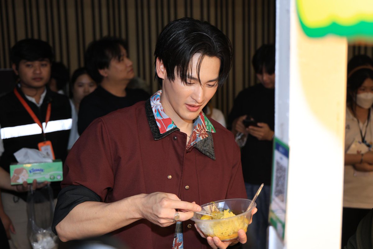 Clicknews_tv's tweet photo. “แจ๋วแซ่บเฟ่อร์” ยกทัพซุปตาร์เสิร์ฟความอร่อย 100 ร้านดัง ทำฟิวเจอร์พาร์คแตก! ครั้งหน้าจัดที่ไหนรอลุ้นกัน!

#แจ๋วแซ่บเฟ่อร์

จบลงไปเป็นที่เรียบร้อยสำหรับมหกรรมอาหารสุดยิ่งใหญ่ “แจ๋วแซ่บเฟ่อร์” ซึ่งจัดขึ้นเมื่อวันที่ 24 กรกฎาคม – 2 สิงหาคมที่ผ่านมา ณ ALIVE PARK HALL ชั้น G ศูนย์การค้าฟิวเจอร์พาร์ค ได้รับเสียงตอบรับจากเหล่านักกินอย่างล้นหลามจนพื้นที่จัดงานเนืองแน่นไปด้วยผู้คนตลอด 10 วัน เป็นอีกหนึ่งจุดเช็คอินความอร่อยที่รวบรวมสุดยอดร้านเด็ดจากทั่วประเทศมากกว่า 100 ร้านค้า เสิร์ฟเมนูคาวหวานจัดเต็มกว่า 1,000 เมนูมาไว้ในที่เดียว รวมถึงการจำหน่ายสินค้า GI สนับสนุนสินค้าอัตลักษณ์ท้องถิ่น คุ้มกว่านี้ไม่มีอีกแล้ว!

นอกจากของกินที่ขนมาให้ชม ชิม ช้อปกันแบบจัดเต็ม ยังมีเหล่าซุปตาร์ช่อง 3 ที่มามอบความสนุกและความบันเทิงให้แก่แฟน ๆ อย่างใกล้ชิดติดขอบเวที นำโดย พระเอกสุดฮอต เก้า นพเก้า พร้อมด้วยทีมนักแสดงจาก ซีรีส์ วาดฝันวันวิวาห์ In Love Forever ป๊อบ ศิร์รัฐ, แคนดี้ สุภาภัสสร์, เรนเดียร์ ปฤสยา และ จ๊ะจ๋า แดนดาว ตลอดจน 2 สาวสุดฮอต อุ้ม อิษยา - แบม สราลี ที่ควงคู่กันมาโปรยความน่ารักเรียกเสียงกรี๊ดจากแฟนคลับได้อย่างล้นหลาม นอกจากนี้ยังมีคู่พาร์ทเนอร์ ทาฆิ กวิน และ เฟรนด์ พีระกฤตย์ จากซีรีส์ Decoding You โคตรรัก ร่วมด้วยสองหนุ่มอารมณ์ดี มีน พีรวิชญ์ และ เซ้นต์ ศุภพงษ์ ปิดท้ายด้วยคู่พระนางมากฝีมือ ภณ ณวัสน์ และ จีน่า ญีนา จากละคร ธาตรี ที่เอเนอจี้จัดเต็มไม่มีดรอป เดินชิม เดินช้อปอาหารอร่อย ๆ กันทุกร้านเลยทีเดียว!

ความพิเศษในครั้งนี้ก็ต้องยกให้รางวัลใหญ่ที่ทางช่อง 3 เสิร์ฟให้เหล่านักช้อปได้ลุ้นกับมอเตอร์ไซค์ไฟฟ้าและจักรยานไฟฟ้าจาก YADEA รวม 7 คัน ซึ่งได้มีการจับสลากและประกาศรายชื่อผู้โชคดีไปเป็นที่เรียบร้อย! โดยมี ตู่-ปิยวดี มาลีนนท์ ประธานเจ้าหน้าที่ปฏิบัติการ สายการตลาดและการพาณิชย์ สถานีโทรทัศน์ไทยทีวีสีช่อง 3 เป็นผู้มอบรางวัลแก่ผู้โชคดีทั้ง 7 ท่านเมื่อวันอาทิตย์ที่ 2 สิงหาคมที่ผ่านมา บอกเลยว่ามางานนี้งานเดียวคุ้มสุด ๆ ได้ทั้งของกินอร่อยถูกใจ แถมยังได้รางวัลใหญ่ติดไม้ติดมือกลับบ้านอีกด้วย!

ขอขอบคุณแฟน ๆ และเหล่านักช้อปทุกท่านที่มาร่วมงาน “แจ๋วแซ่บเฟ่อร์” ในครั้งนี้ ลุ้นกันว่าครั้งต่อไปจะยกขบวนความอร่อยไปบุกพื้นที่ไหนและจัดขึ้นเมื่อไหร่ สามารถติดตามความเคลื่อนไหวได้ในทุกช่องทางของช่อง 3 รวมถึงช่องทางออนไลน์ Ch3Thailand และ 3Plus ห้ามพลาดเด็ดขาด!

รับชมภาพ เพิ่มเติม : https://t.co/EqSYEvP84p