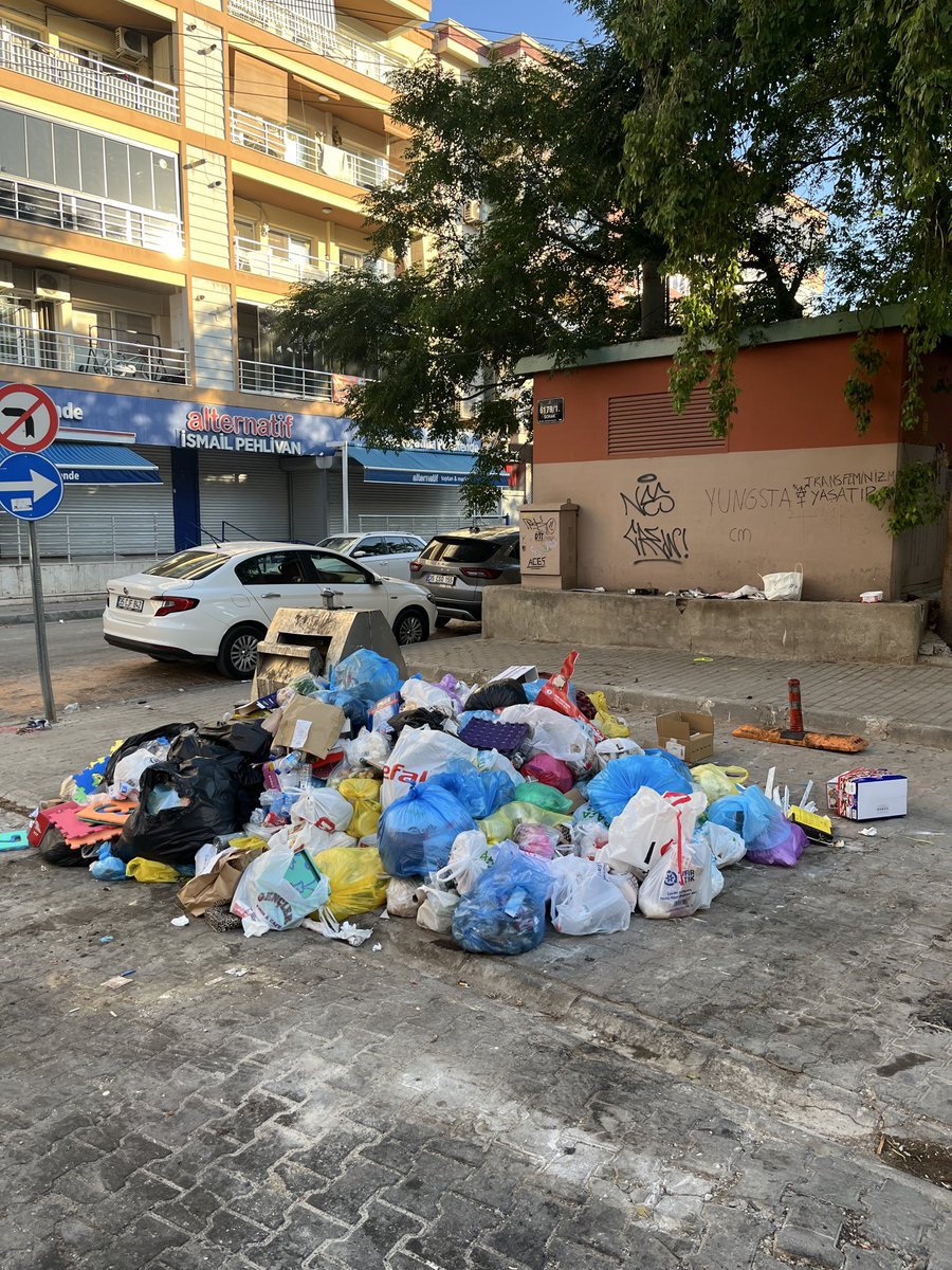 copain87's tweet photo. Yıldız ünsal, hadi Karşıyakaya düşmansın da şehidimizin isminin verildiği parkın önündeki rezillikten de mi utanmıyorsun? Milli değerin de mi yok ? O çöpü toplamayı beceremiyorsan o parkın tabelasından da belediye yazısını sildireceksin. @karsiyaka_bel @izmirvaliligi https://t.co/XMkDYTRWhg