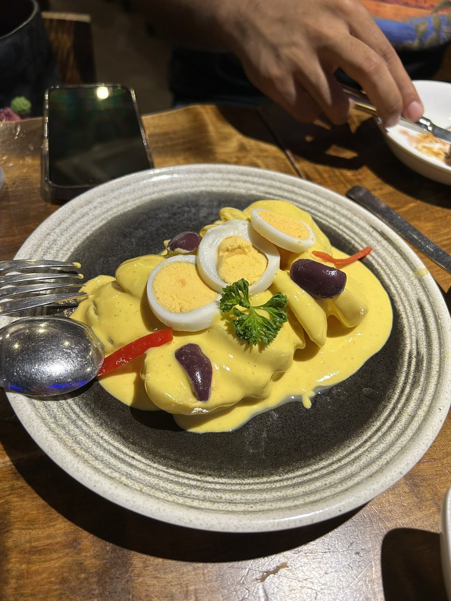 finn_sampo's tweet photo. 職場のペルー人と2人で食事のつもりが結果ペルー人3人と私。ペルー料理は2回目だけど毎日食べられるレベルで美味しい。ペルー人の内輪ネタに入れないのもすごく良かったです。 https://t.co/ZbaQ4bOZD8