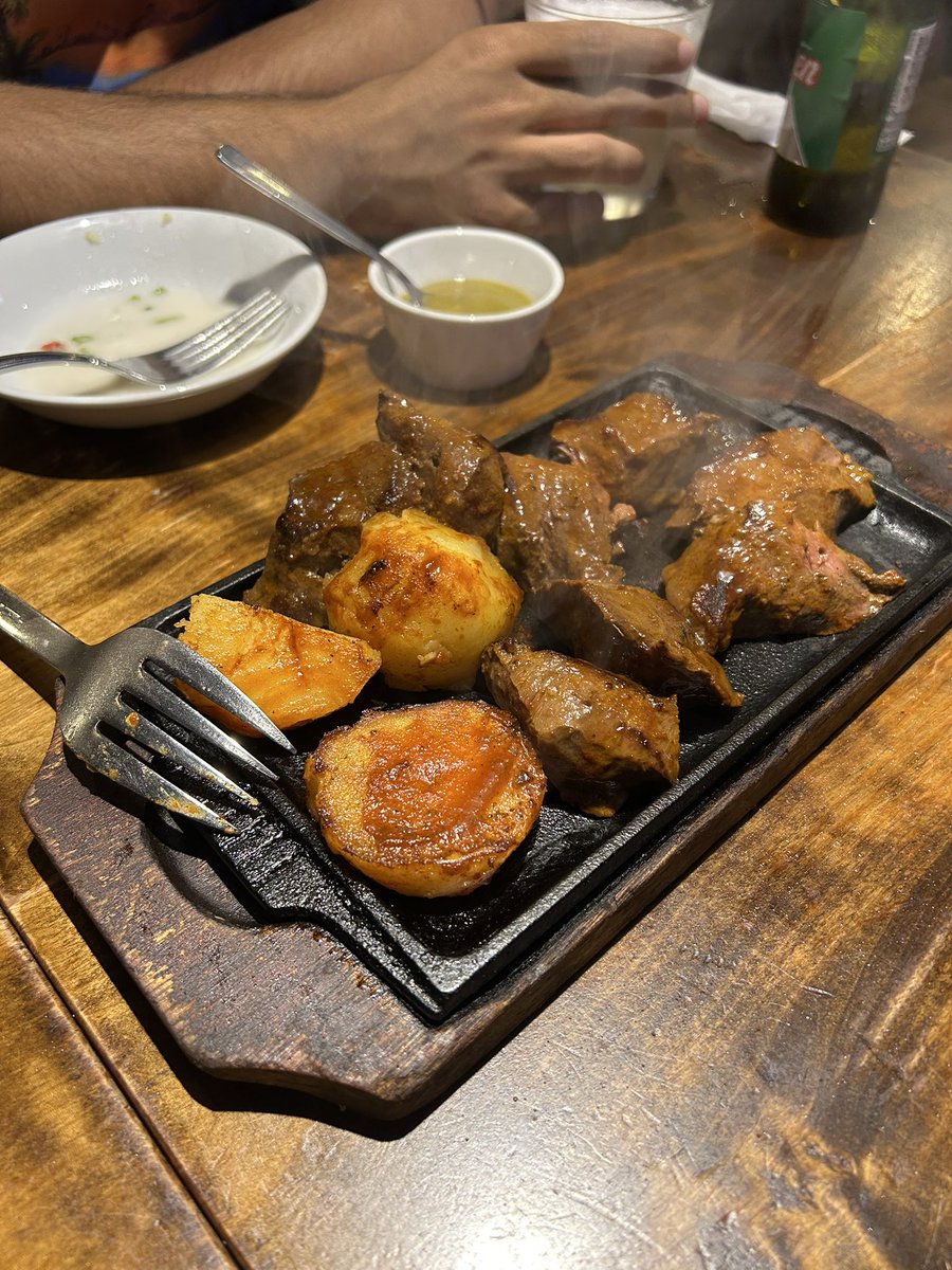 finn_sampo's tweet photo. 職場のペルー人と2人で食事のつもりが結果ペルー人3人と私。ペルー料理は2回目だけど毎日食べられるレベルで美味しい。ペルー人の内輪ネタに入れないのもすごく良かったです。 https://t.co/ZbaQ4bOZD8