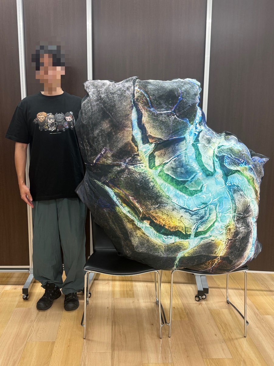 DD_CAPCOM's tweet photo. 「刹那の永久石 特大クッション」が届きましたので、覚者様（当選者様）にお届けいたします。 https://t.co/Ze6OJc7U04