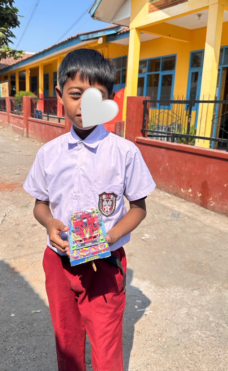 KapudS640's tweet photo. Tadi pagi ada anak kecil nanya ke lapak aku, "Teh, mobil-mobilan ini harganya berapa?"

Aku jawab, "20 ribu, A. Mau?" Dia cuma diem sambil terus lihat-lihat mainannya. Terus bilang, "Nggak, Teh. Nanya aja." Tapi dia masih berdiri di depan lapak sambil ngelihatin mainan itu.

Aku iseng nanya, "Kamu kelas berapa? Tinggal di mana? SD 1 atau SD 2?" Dia jawab, "Aku kelas 5, Teh. SD 2. Tinggal di RuSol." FYI, RuSol itu Rumah Solusi dari yayasan swasta yang memang nampung anak yatim piatu dan anak-anak kurang mampu.

Aku lihat seragamnya, celananya udah bolong dan sobek, sepatunya juga lusuh. Terus, maaf, mata sebelahnya kayak kena katarak, ada selaput putihnya. Tapi dia jawab semua pertanyaan aku sopan banget.

Pas dia mau pergi, aku panggil, "A, sini." Dia balik, "Kenapa, Teh?" Aku tanya lagi, "Mau ini nggak?" Dia diem cukup lama, terus bilang, "Mau, Teh... tapi aku nggak punya uang."

Aku bilang, "Sini, ambil aja. Yang rajin sekolah ya, ini gratis buat kamu." Dia masih diem beberapa saat sambil ngelihatin mainannya. Mungkin dalam hatinya nggak nyangka, yang tadinya cuma bisa ditunjuk, sekarang beneran jadi miliknya.

Habis itu dia bilang, "Makasih ya, Teh," terus langsung pamer mainan itu.