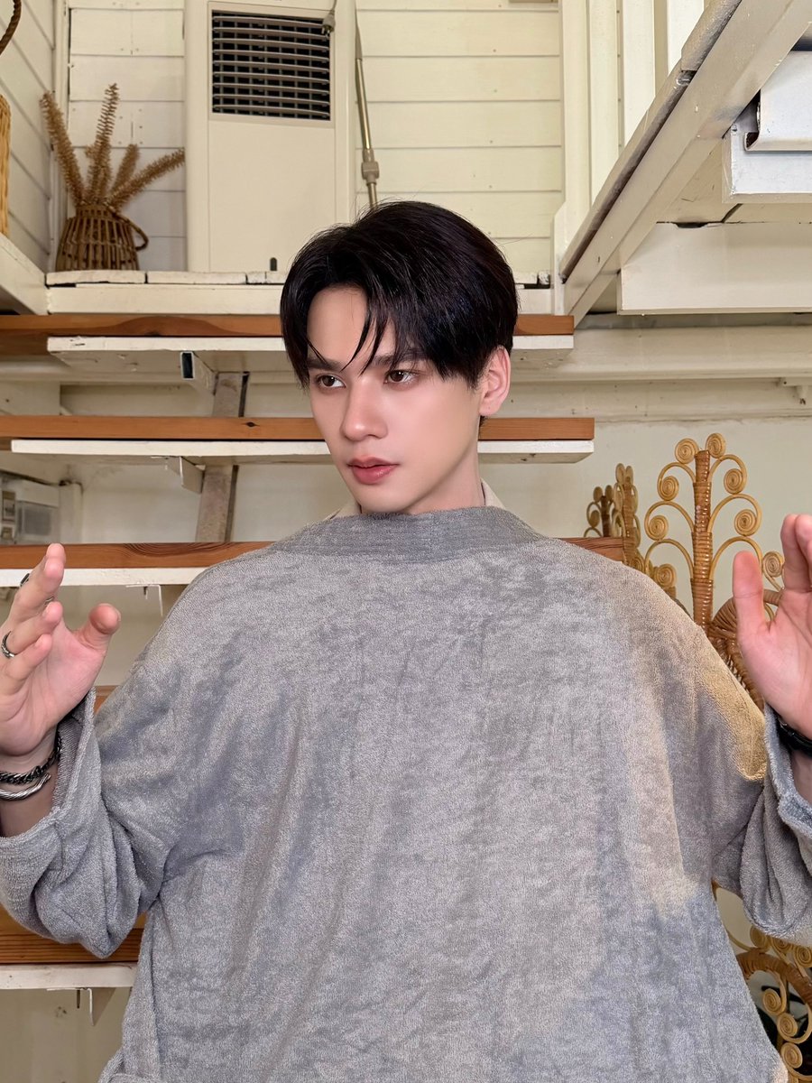 KhemjiraSeries's tweet photo. พ่อครูขึ้นมาหาพี่ลูกแอดหรอจ๊ะะะ 😶‍🌫️

ตอนแรกพี่ลูกแอดว่าจะไปแอบส่องตุ๊กแกอายวิวให้ทุกคนเพิ่มเสียหน่อยจ่ะ ว่าเค้ากำลังทำอะไรกันอยู่น้อออ ถึงมีคนเต็มไปหมด 🧐 แต่พ่อครูก็ดันมาขวางไว้เสียก่อน 😥

เอ๊ะ ทำไมพ่อครูทำท่าทางมีพิรุจนะจ๊ะะะ วันนี้มีอะไรหนอ 🤔

#เขมจิราตอนพิเศษถ่ายละเด้อ https://t.co/71ZsV7hecJ