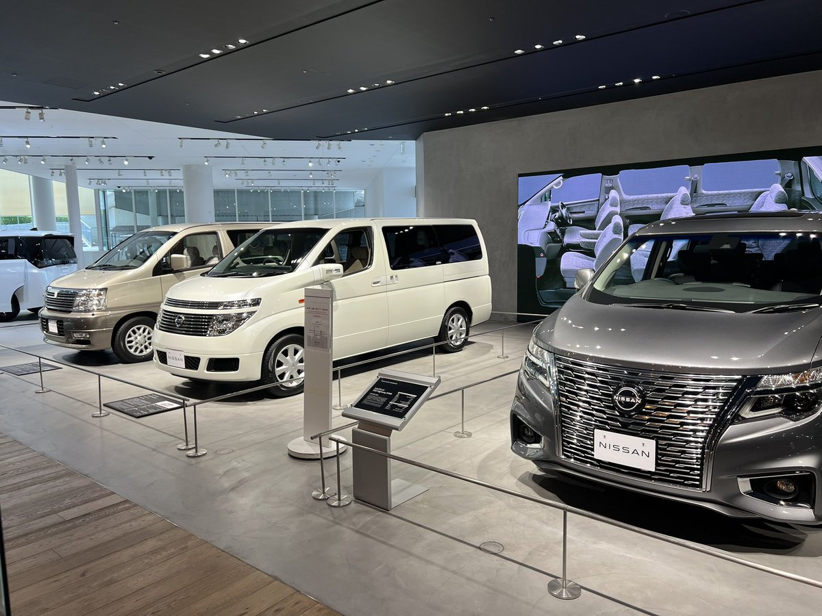 GreatBear3's tweet photo. 日産エルグランド
カタログと↑SNS投稿豪華粗品
自分のときはポストイットかシールどちらか
せっかくならエルグランドにまつわる物にすればいいのに
3代の3台 https://t.co/43LM2XTx9G