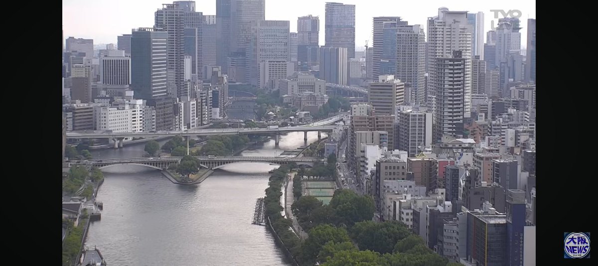 chata_0609's tweet photo. テレビ大阪に設置された屋上ライブカメラからの中之島、北浜、淀屋橋、堂島エリアの景色。

大阪駅(梅田・うめきたエリア)や難波を含めなくてもこのような都市景観が広がります。

大阪が他の都市より都会だ、という自慢ではなく、都市として過小評価されすぎでは、という思いです。 https://t.co/LtYfKvbHcs