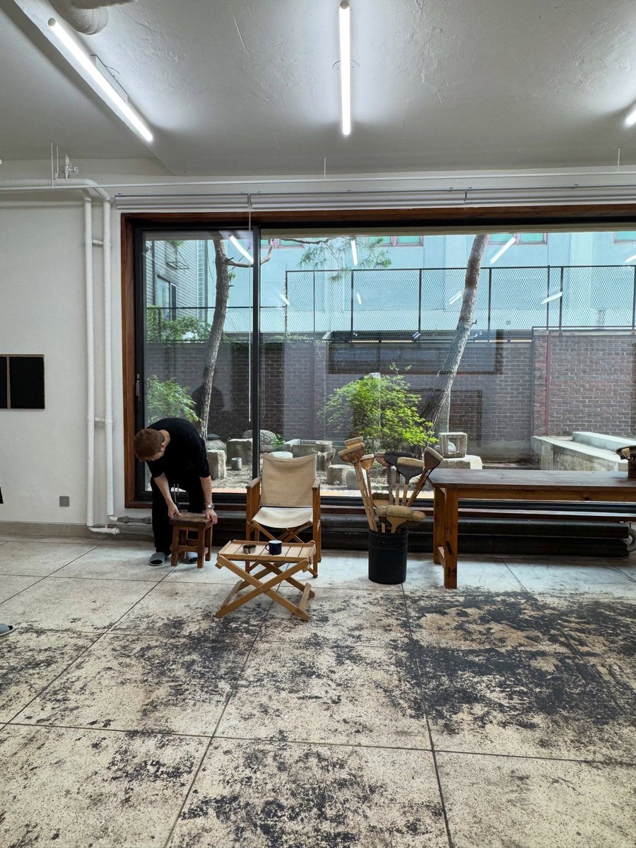 rapmonvirgo's tweet photo. Namjoon visited Yun Hyong-keun house in Seogyo-dong, Seoul which just opened this summer. 🏡

The Yun Hyong-keun House is a historic home and studio in Seogyo-dong, Seoul, designed and built by the late Korean monochrome painter Yun Hyong-keun.

#RM https://t.co/HyBZmhJoP8