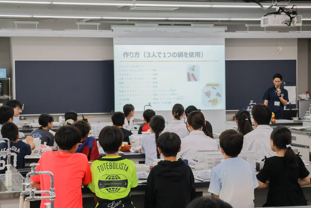MPU_koho's tweet photo. 【NEWS】「清瀬子ども大学 薬学の部」を開催しました
https://t.co/Yd2gWfg0xN
2026年(令和8年)7月31日(金)、清瀬市教育委員会生涯学習スポーツ課と連携して、「清瀬子ども大学 薬学の部～明薬ラボへようこそ～」を本学キャンパスにて開催しました。
市内在住の小学5年生から中学1年生を対象に、今年度は「触って・嗅いで・味わう！自然とくすりの世界～明薬で挑戦！薬剤師・研究者体験～」をテーマとして、臨床漢方研究室の島根涼講師による講義と実験を行いました。

☝詳しくは上記URLの本学HPをご覧ください
#明治薬科大学 #薬学部