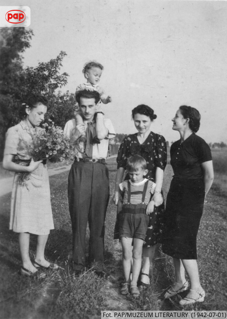 paparchfoto's tweet photo. Poeta Krzysztof Kamil Baczyński z żoną Barbarą (L) i znajomymi w Komorowie pod Warszawą, lato 1942 r. Oboje zginą podczas Powstania Warszawskiego, Krzysztof 4 sierpnia jako żołnierz batalionu Parasol Armii Krajowej, Barbara, będąc w ciąży, 4 września. https://t.co/b1dGigaXXL